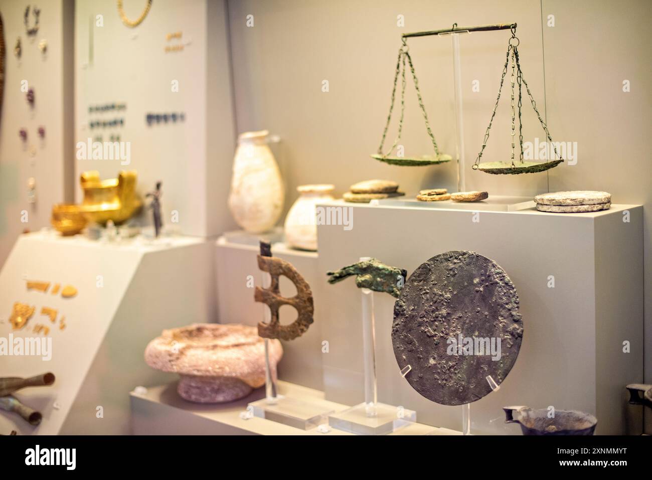 Museo Archeologico Nazionale Arte greca antica Atene // ATENE, Grecia - il Museo Archeologico Nazionale di Atene ospita una vasta gamma di sculture e statue, che rappresentano alcuni dei migliori esempi di arte greca antica. La collezione del museo copre diversi periodi storici, tra cui l'era arcaica, classica ed ellenistica, che mostrano l'evoluzione della scultura greca nel corso dei secoli. I visitatori possono ammirare opere iconiche come l'Afrodite di Arles e le statue di Kouros, che riflettono l'eccellenza artistica e il patrimonio culturale dell'antica Grecia. Foto Stock