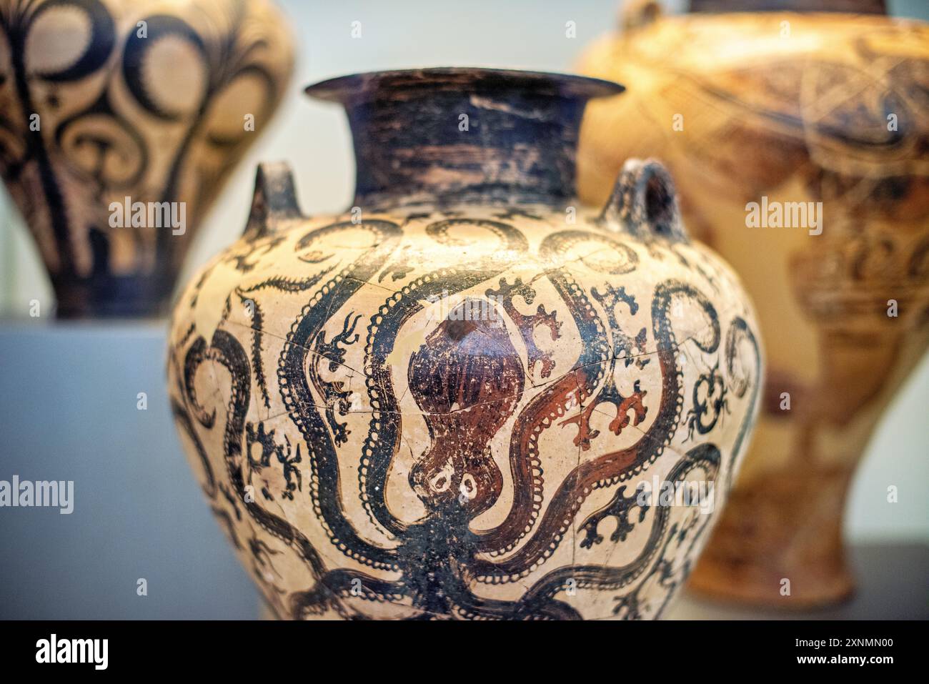 Museo Archeologico Nazionale della ceramica greca Atene // ATENE, Grecia - ceramica greca nera su bianca, caratterizzata dalla caratteristica tecnica del terreno bianco, è esposta presso il Museo Archeologico Nazionale di Atene. Questo stile di ceramica, caratterizzato da figure nere e disegni dipinti su una lapide bianca, fu prominente nell'antica Grecia dal vi al V secolo a.C.. La collezione del museo espone varie forme di ceramica, tra cui lekythoi, krateri e anfore, adornate da scene mitologiche, rappresentazioni della vita quotidiana e modelli geometrici, evidenziando le conquiste artistiche e il cultu Foto Stock