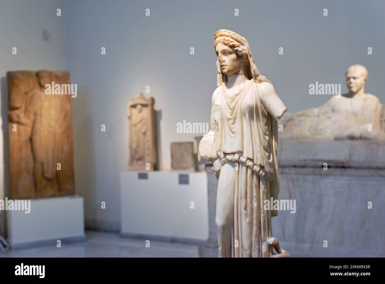 Museo Archeologico Nazionale Antica Scultura greca Atene Grecia // ATENE, Grecia - il Museo Archeologico Nazionale di Atene ospita una vasta gamma di sculture e statue, che rappresentano alcuni dei più bei esempi di arte greca antica. La collezione del museo copre diversi periodi storici, tra cui l'era arcaica, classica ed ellenistica, che mostrano l'evoluzione della scultura greca nel corso dei secoli. I visitatori possono ammirare opere iconiche come l'Afrodite di Arles e le statue di Kouros, che riflettono l'eccellenza artistica e il patrimonio culturale dell'antica Grecia. Foto Stock