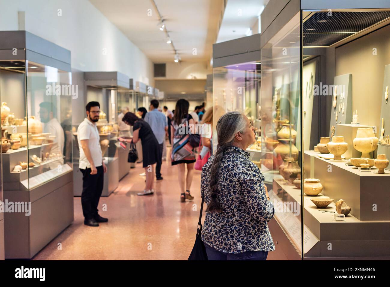 Museo Archeologico Nazionale Antica Scultura greca Atene // ATENE, Grecia - il Museo Archeologico Nazionale di Atene ospita una vasta gamma di sculture e statue, che rappresentano alcuni dei migliori esempi di arte greca antica. La collezione del museo copre diversi periodi storici, tra cui l'era arcaica, classica ed ellenistica, che mostrano l'evoluzione della scultura greca nel corso dei secoli. I visitatori possono ammirare opere iconiche come l'Afrodite di Arles e le statue di Kouros, che riflettono l'eccellenza artistica e il patrimonio culturale dell'antica Grecia. Foto Stock