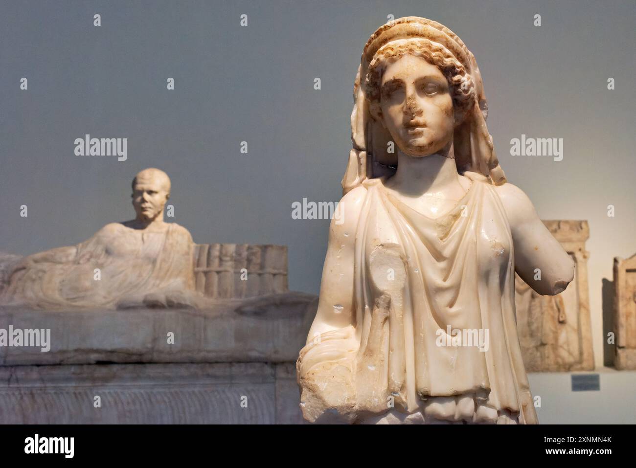 Museo Archeologico Nazionale Antica Scultura greca Atene // ATENE, Grecia - il Museo Archeologico Nazionale di Atene ospita una vasta gamma di sculture e statue, che rappresentano alcuni dei migliori esempi di arte greca antica. La collezione del museo copre diversi periodi storici, tra cui l'era arcaica, classica ed ellenistica, che mostrano l'evoluzione della scultura greca nel corso dei secoli. I visitatori possono ammirare opere iconiche come l'Afrodite di Arles e le statue di Kouros, che riflettono l'eccellenza artistica e il patrimonio culturale dell'antica Grecia. Foto Stock