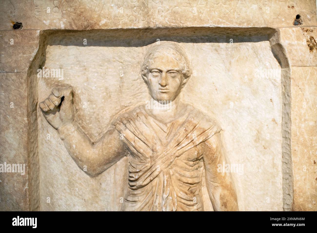 Museo Archeologico Nazionale Antica Scultura greca Atene // ATENE, Grecia - il Museo Archeologico Nazionale di Atene ospita una vasta gamma di sculture e statue, che rappresentano alcuni dei migliori esempi di arte greca antica. La collezione del museo copre diversi periodi storici, tra cui l'era arcaica, classica ed ellenistica, che mostrano l'evoluzione della scultura greca nel corso dei secoli. I visitatori possono ammirare opere iconiche come l'Afrodite di Arles e le statue di Kouros, che riflettono l'eccellenza artistica e il patrimonio culturale dell'antica Grecia. Foto Stock