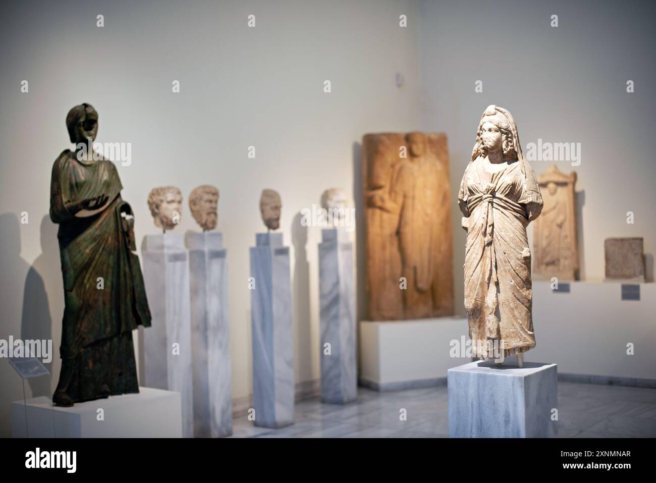 Museo Archeologico Nazionale Scultura Atene Grecia // ATENE, Grecia — il Museo Archeologico Nazionale di Atene ospita una vasta gamma di sculture e statue, che rappresentano alcuni dei più bei esempi di arte greca antica. La collezione del museo copre diversi periodi storici, tra cui l'era arcaica, classica ed ellenistica, che mostrano l'evoluzione della scultura greca nel corso dei secoli. I visitatori possono ammirare opere iconiche come l'Afrodite di Arles e le statue di Kouros, che riflettono l'eccellenza artistica e il patrimonio culturale dell'antica Grecia. Foto Stock