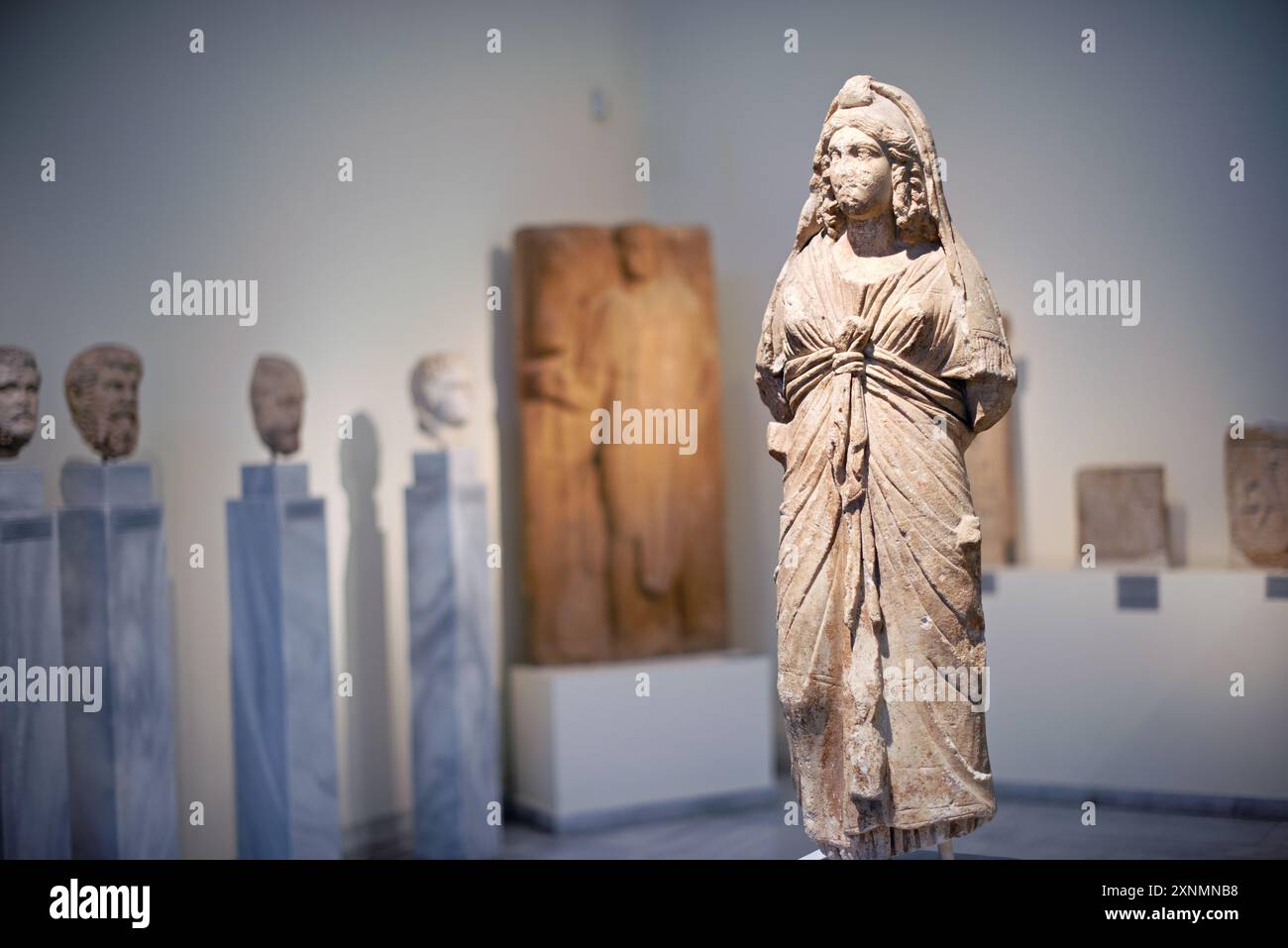 Museo Archeologico Nazionale Antica Scultura greca Atene // ATENE, Grecia - il Museo Archeologico Nazionale di Atene ospita una vasta gamma di sculture e statue, che rappresentano alcuni dei migliori esempi di arte greca antica. La collezione del museo copre diversi periodi storici, tra cui l'era arcaica, classica ed ellenistica, che mostrano l'evoluzione della scultura greca nel corso dei secoli. I visitatori possono ammirare opere iconiche come l'Afrodite di Arles e le statue di Kouros, che riflettono l'eccellenza artistica e il patrimonio culturale dell'antica Grecia. Foto Stock