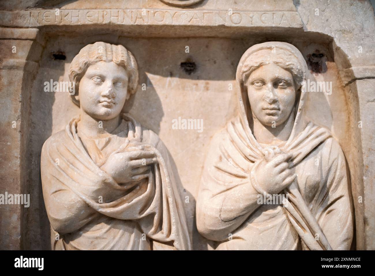 Museo Archeologico Nazionale Scultura Atene Grecia // ATENE, Grecia — il Museo Archeologico Nazionale di Atene ospita una vasta gamma di sculture e statue, che rappresentano alcuni dei più bei esempi di arte greca antica. La collezione del museo copre diversi periodi storici, tra cui l'era arcaica, classica ed ellenistica, che mostrano l'evoluzione della scultura greca nel corso dei secoli. I visitatori possono ammirare opere iconiche come l'Afrodite di Arles e le statue di Kouros, che riflettono l'eccellenza artistica e il patrimonio culturale dell'antica Grecia. Foto Stock