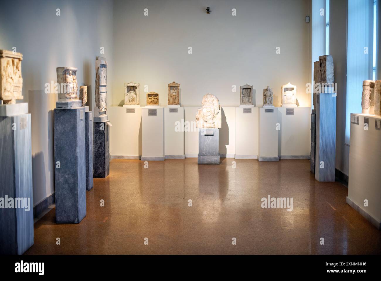 Museo Archeologico Nazionale sculture greche antiche Atene // ATENE, Grecia - il Museo Archeologico Nazionale di Atene ospita una vasta gamma di sculture e statue, che rappresentano alcuni dei migliori esempi di arte greca antica. La collezione del museo copre diversi periodi storici, tra cui l'era arcaica, classica ed ellenistica, che mostrano l'evoluzione della scultura greca nel corso dei secoli. I visitatori possono ammirare opere iconiche come l'Afrodite di Arles e le statue di Kouros, che riflettono l'eccellenza artistica e il patrimonio culturale dell'antica Grecia. Foto Stock