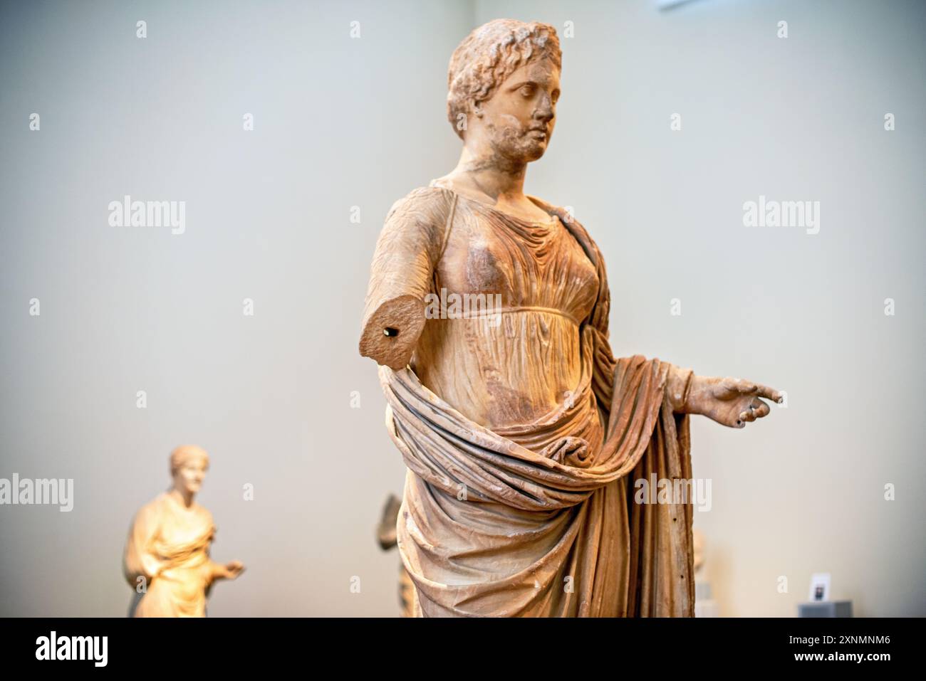 Museo Archeologico Nazionale Scultura Atene Grecia // ATENE, Grecia — il Museo Archeologico Nazionale di Atene ospita una vasta gamma di sculture e statue, che rappresentano alcuni dei più bei esempi di arte greca antica. La collezione del museo copre diversi periodi storici, tra cui l'era arcaica, classica ed ellenistica, che mostrano l'evoluzione della scultura greca nel corso dei secoli. I visitatori possono ammirare opere iconiche come l'Afrodite di Arles e le statue di Kouros, che riflettono l'eccellenza artistica e il patrimonio culturale dell'antica Grecia. Foto Stock