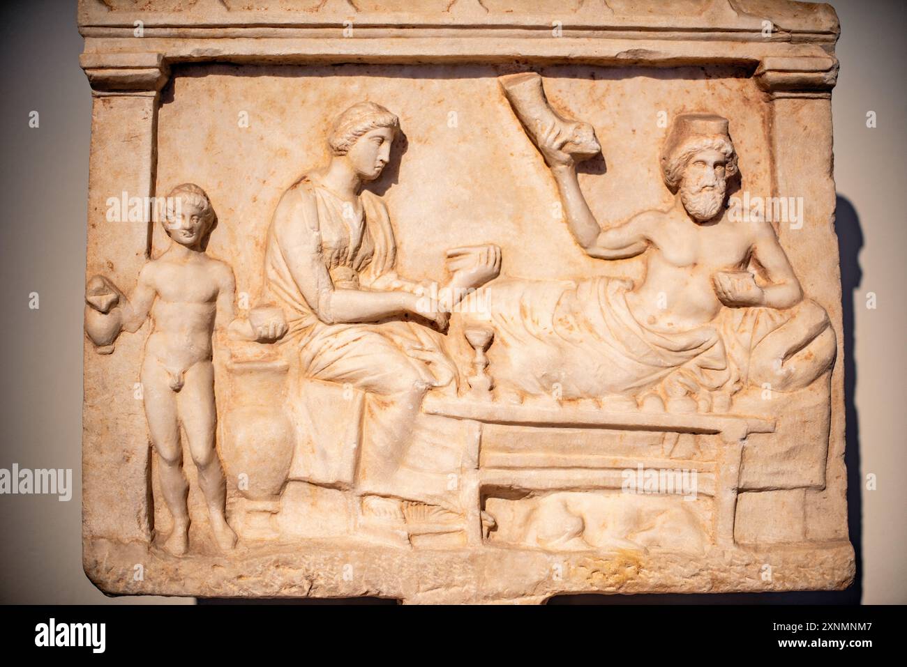 Museo Archeologico Nazionale Antica Scultura greca Atene // ATENE, Grecia - il Museo Archeologico Nazionale di Atene ospita una vasta gamma di sculture e statue, che rappresentano alcuni dei migliori esempi di arte greca antica. La collezione del museo copre diversi periodi storici, tra cui l'era arcaica, classica ed ellenistica, che mostrano l'evoluzione della scultura greca nel corso dei secoli. I visitatori possono ammirare opere iconiche come l'Afrodite di Arles e le statue di Kouros, che riflettono l'eccellenza artistica e il patrimonio culturale dell'antica Grecia. Foto Stock