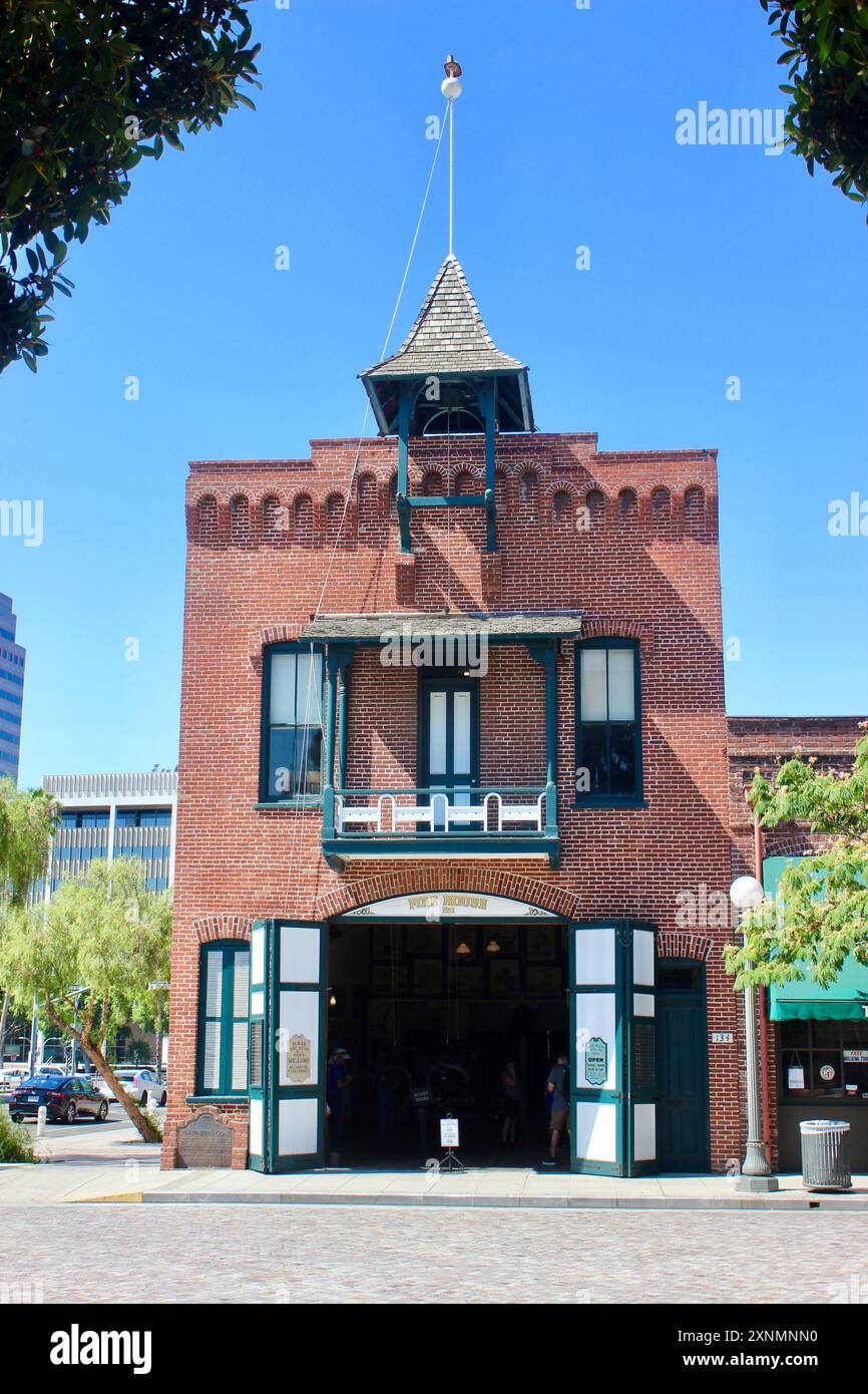 Old Plaza Fire House costruita nel 1884, Los Angeles, California Foto Stock