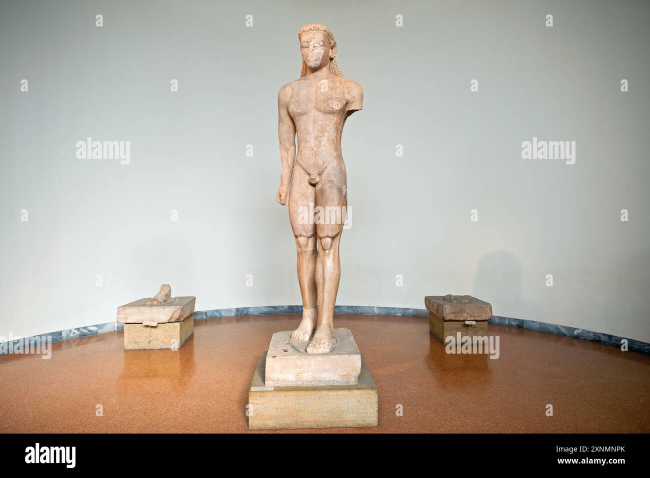 Statua di Kouros Museo Archeologico Nazionale Atene // ATENE, Grecia - il Museo Archeologico Nazionale di Atene ospita una vasta gamma di sculture e statue, che rappresentano alcuni dei migliori esempi di arte greca antica. La collezione del museo copre diversi periodi storici, tra cui l'era arcaica, classica ed ellenistica, che mostrano l'evoluzione della scultura greca nel corso dei secoli. I visitatori possono ammirare opere iconiche come l'Afrodite di Arles e le statue di Kouros, che riflettono l'eccellenza artistica e il patrimonio culturale dell'antica Grecia. Foto Stock