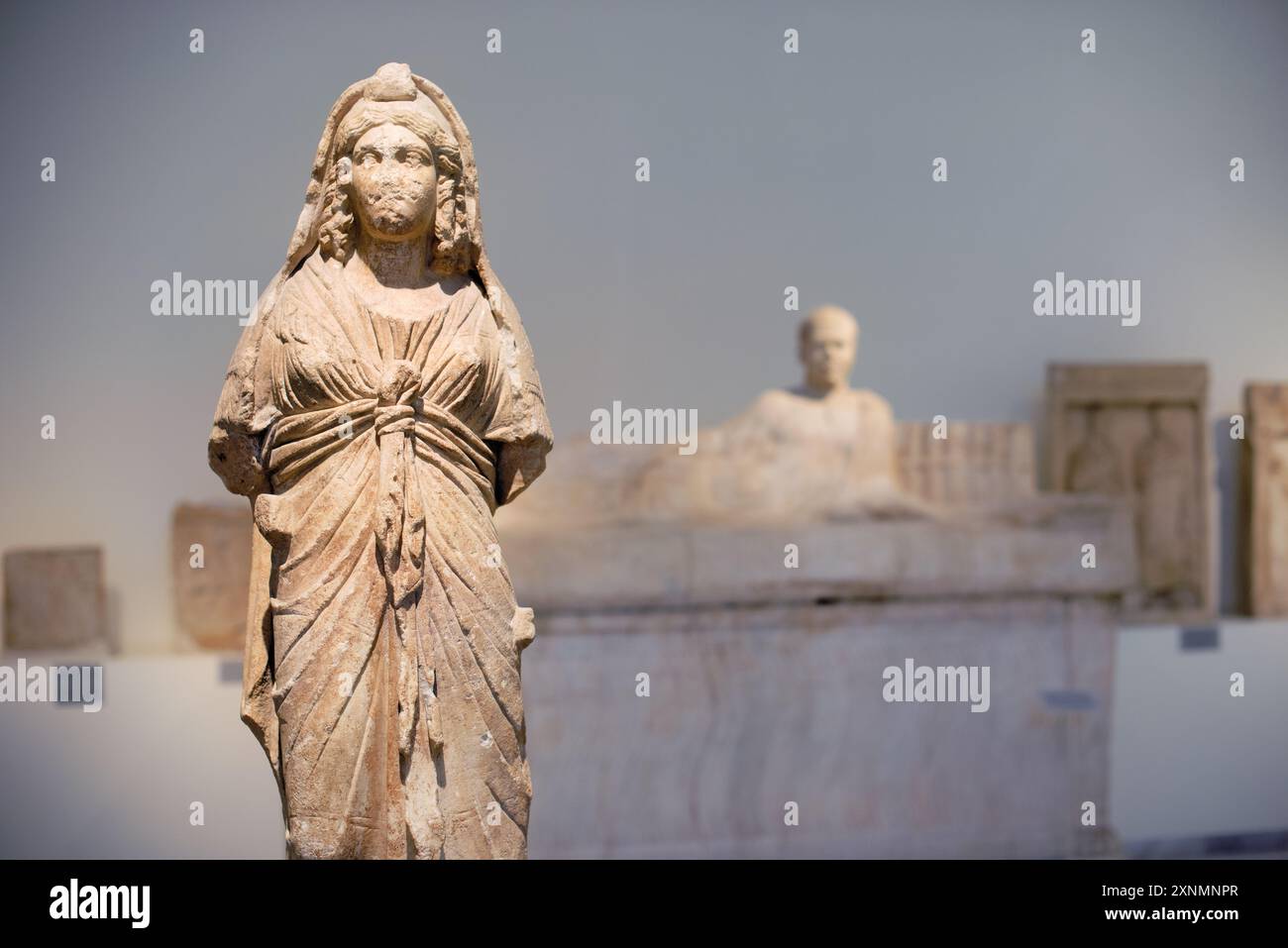 Museo Archeologico Nazionale Scultura Atene Grecia // ATENE, Grecia — il Museo Archeologico Nazionale di Atene ospita una vasta gamma di sculture e statue, che rappresentano alcuni dei più bei esempi di arte greca antica. La collezione del museo copre diversi periodi storici, tra cui l'era arcaica, classica ed ellenistica, che mostrano l'evoluzione della scultura greca nel corso dei secoli. I visitatori possono ammirare opere iconiche come l'Afrodite di Arles e le statue di Kouros, che riflettono l'eccellenza artistica e il patrimonio culturale dell'antica Grecia. Foto Stock