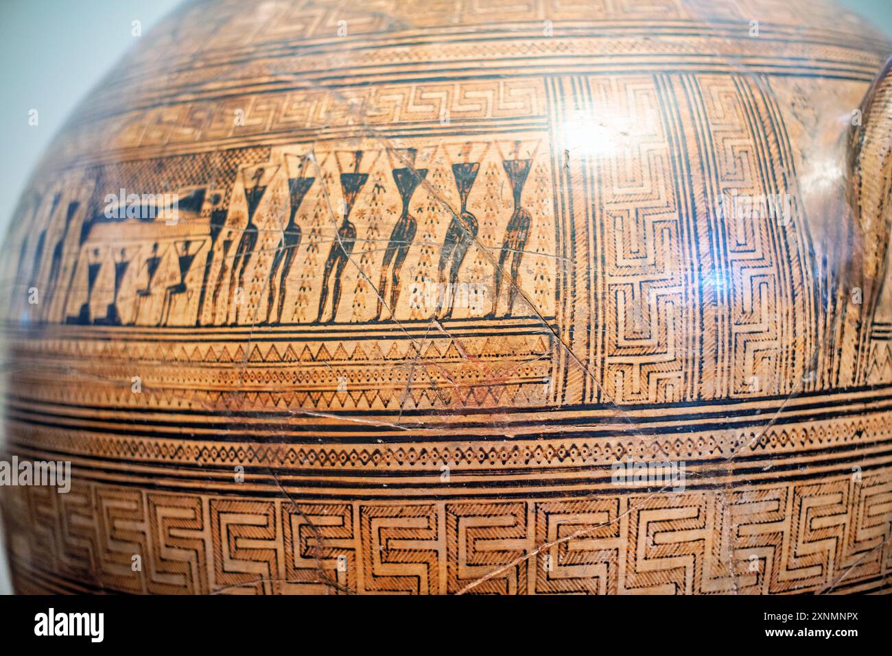 Museo Archeologico Nazionale ceramica greca antica Atene Grecia // ATENE, Grecia - il Museo Archeologico Nazionale di Atene ospita una vasta gamma di sculture e statue, che rappresentano alcuni dei più bei esempi di arte greca antica. La collezione del museo copre diversi periodi storici, tra cui l'era arcaica, classica ed ellenistica, che mostrano l'evoluzione della scultura greca nel corso dei secoli. I visitatori possono ammirare opere iconiche come l'Afrodite di Arles e le statue di Kouros, che riflettono l'eccellenza artistica e il patrimonio culturale dell'antica Grecia. Foto Stock