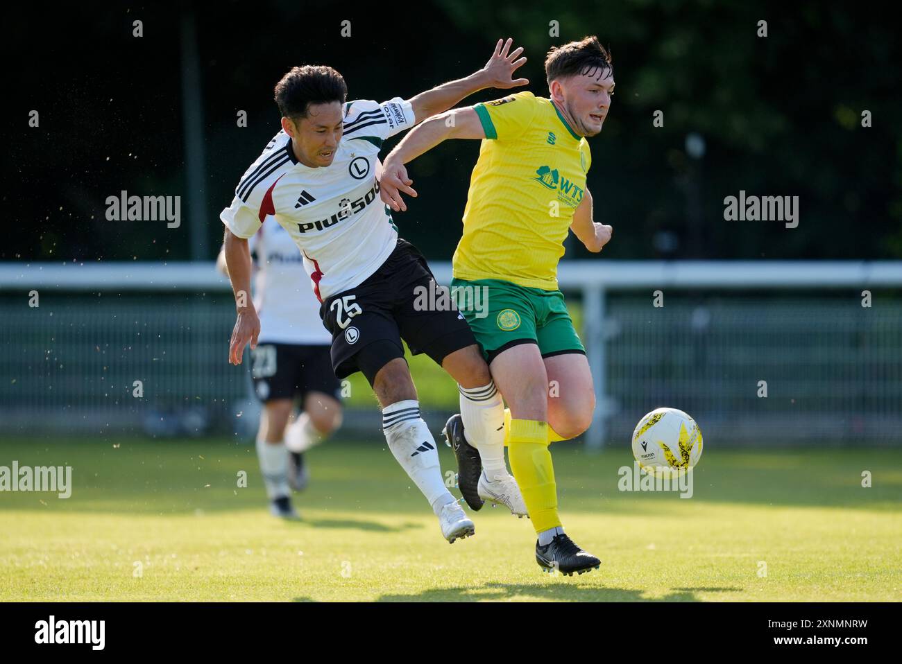 Morgan Owen (a destra) di Caernarfon Town è sfidato dal Ryoya Morishita (a sinistra) di Legia Warszawa durante la UEFA Conference League, secondo turno di qualificazione, incontro di andata e ritorno al Bangor City Stadium, Galles. Data foto: Giovedì 1 agosto 2024. Foto Stock