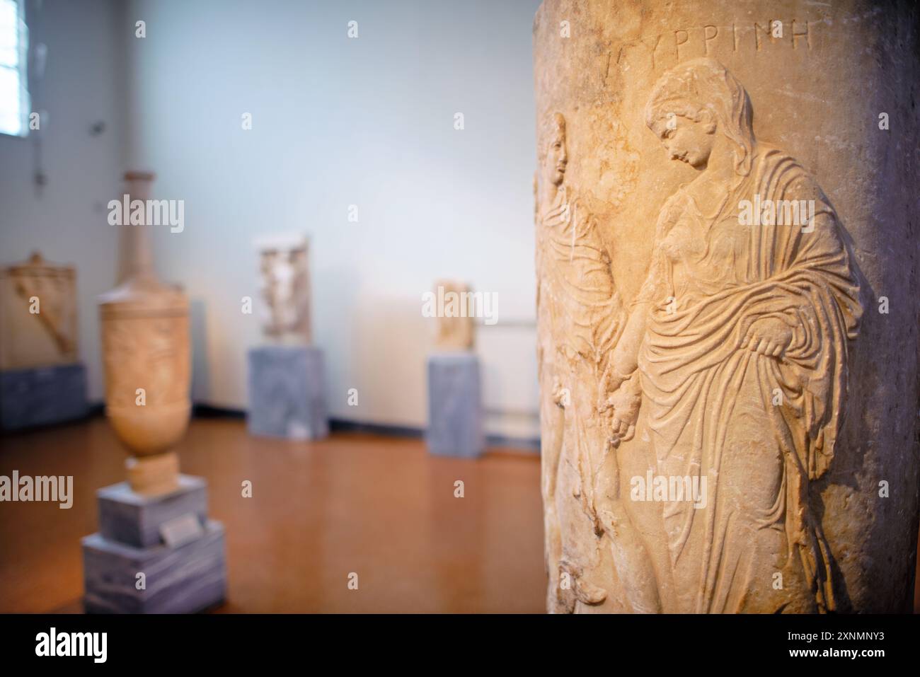 Museo Archeologico Nazionale Scultura Atene // ATENE, Grecia - il Museo Archeologico Nazionale di Atene ospita una vasta gamma di sculture e statue, che rappresentano alcuni dei migliori esempi di arte greca antica. La collezione del museo copre diversi periodi storici, tra cui l'era arcaica, classica ed ellenistica, che mostrano l'evoluzione della scultura greca nel corso dei secoli. I visitatori possono ammirare opere iconiche come l'Afrodite di Arles e le statue di Kouros, che riflettono l'eccellenza artistica e il patrimonio culturale dell'antica Grecia. Foto Stock