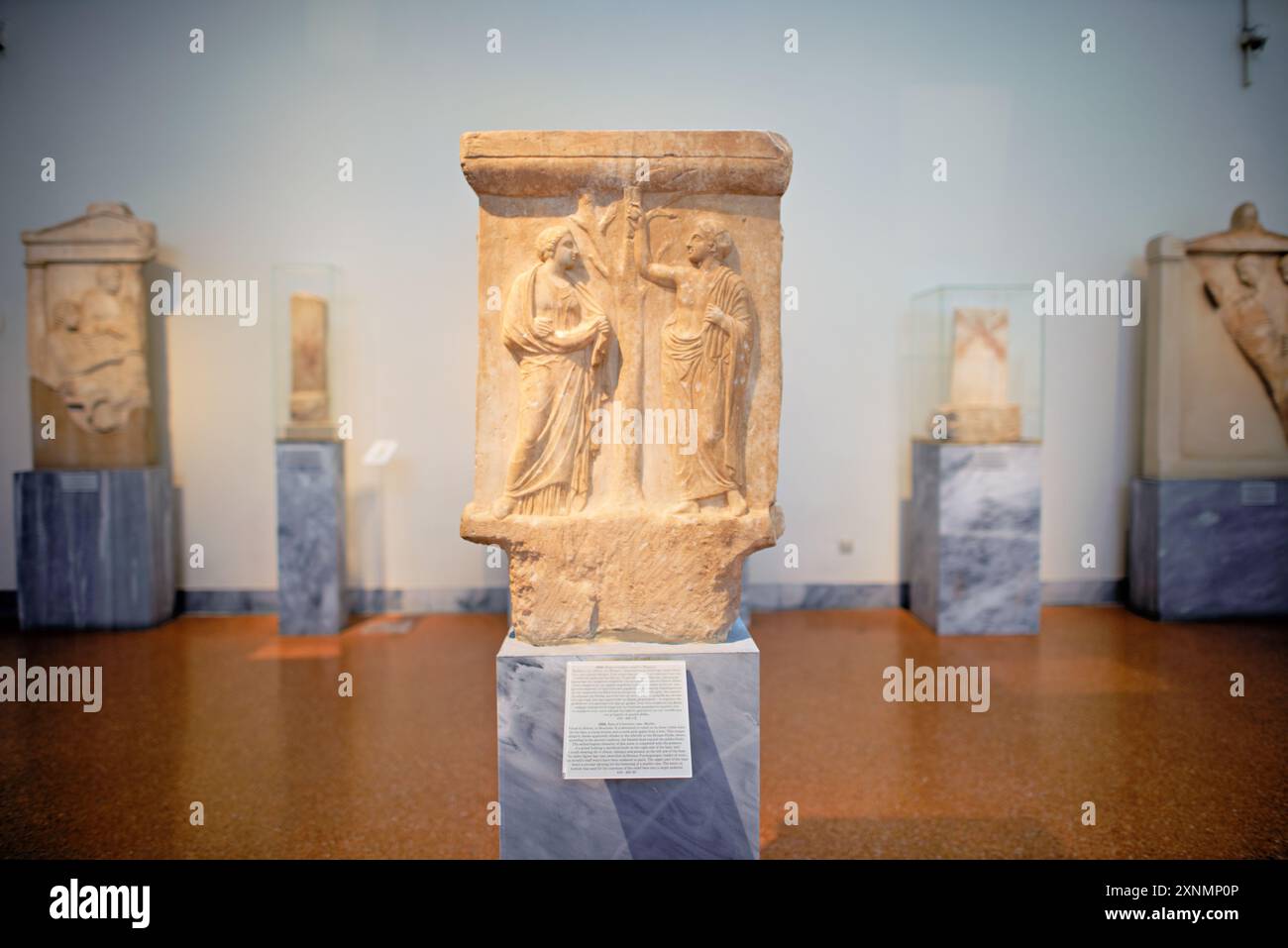 Museo Archeologico Nazionale Scultura Atene Grecia // ATENE, Grecia — il Museo Archeologico Nazionale di Atene ospita una vasta gamma di sculture e statue, che rappresentano alcuni dei più bei esempi di arte greca antica. La collezione del museo copre diversi periodi storici, tra cui l'era arcaica, classica ed ellenistica, che mostrano l'evoluzione della scultura greca nel corso dei secoli. I visitatori possono ammirare opere iconiche come l'Afrodite di Arles e le statue di Kouros, che riflettono l'eccellenza artistica e il patrimonio culturale dell'antica Grecia. Foto Stock