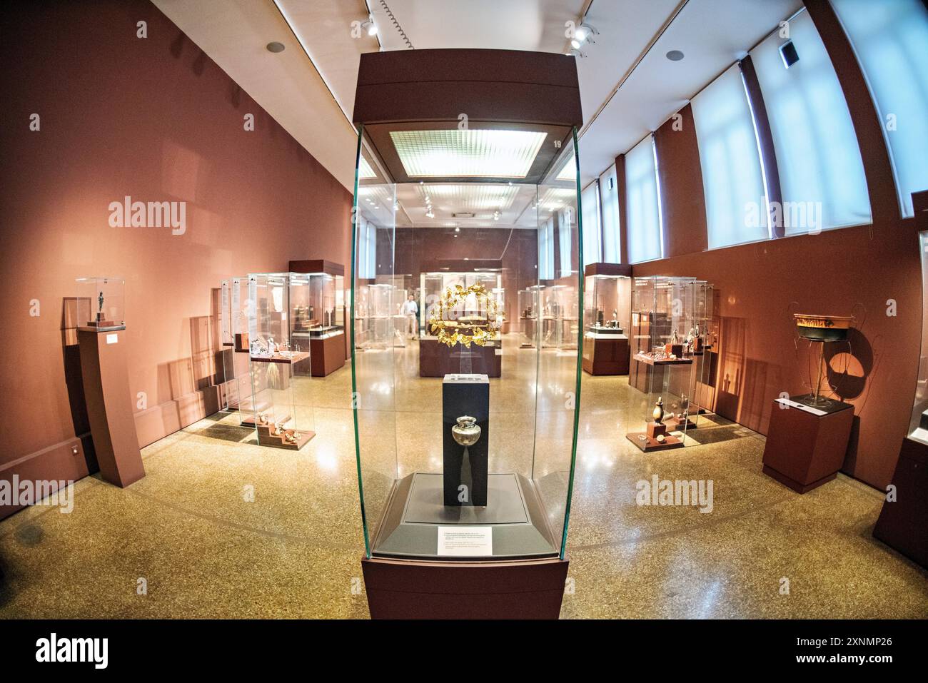 Museo Archeologico Nazionale Arte greca antica Atene Grecia // ATENE, Grecia - il Museo Archeologico Nazionale di Atene ospita una vasta gamma di sculture e statue, che rappresentano alcuni dei migliori esempi di arte greca antica. La collezione del museo copre diversi periodi storici, tra cui l'era arcaica, classica ed ellenistica, che mostrano l'evoluzione della scultura greca nel corso dei secoli. I visitatori possono ammirare opere iconiche come l'Afrodite di Arles e le statue di Kouros, che riflettono l'eccellenza artistica e il patrimonio culturale dell'antica Grecia. Foto Stock
