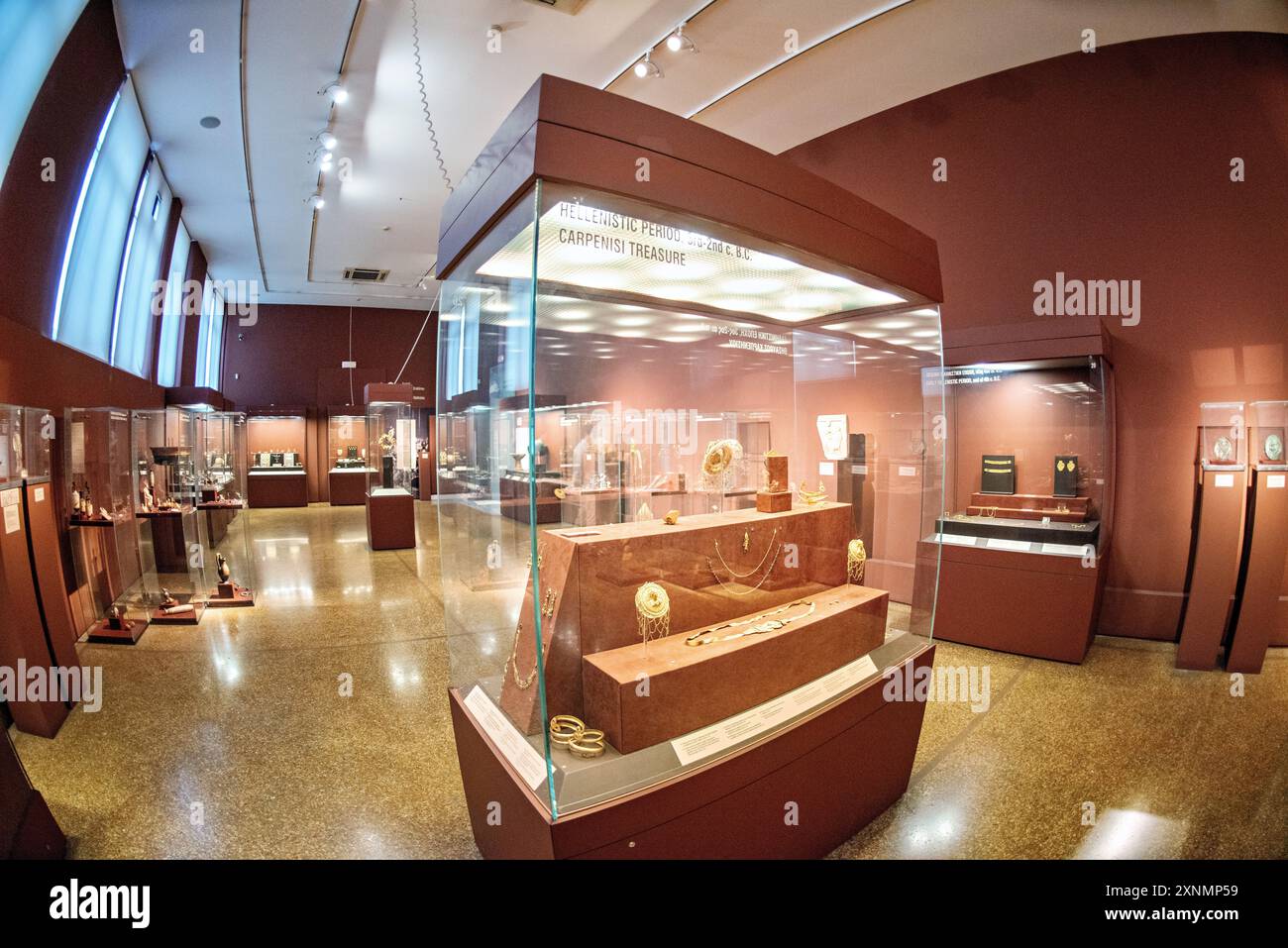 Museo Archeologico Nazionale Antica Scultura greca Atene // ATENE, Grecia - il Museo Archeologico Nazionale di Atene ospita una vasta gamma di sculture e statue, che rappresentano alcuni dei migliori esempi di arte greca antica. La collezione del museo copre diversi periodi storici, tra cui l'era arcaica, classica ed ellenistica, che mostrano l'evoluzione della scultura greca nel corso dei secoli. I visitatori possono ammirare opere iconiche come l'Afrodite di Arles e le statue di Kouros, che riflettono l'eccellenza artistica e il patrimonio culturale dell'antica Grecia. Foto Stock