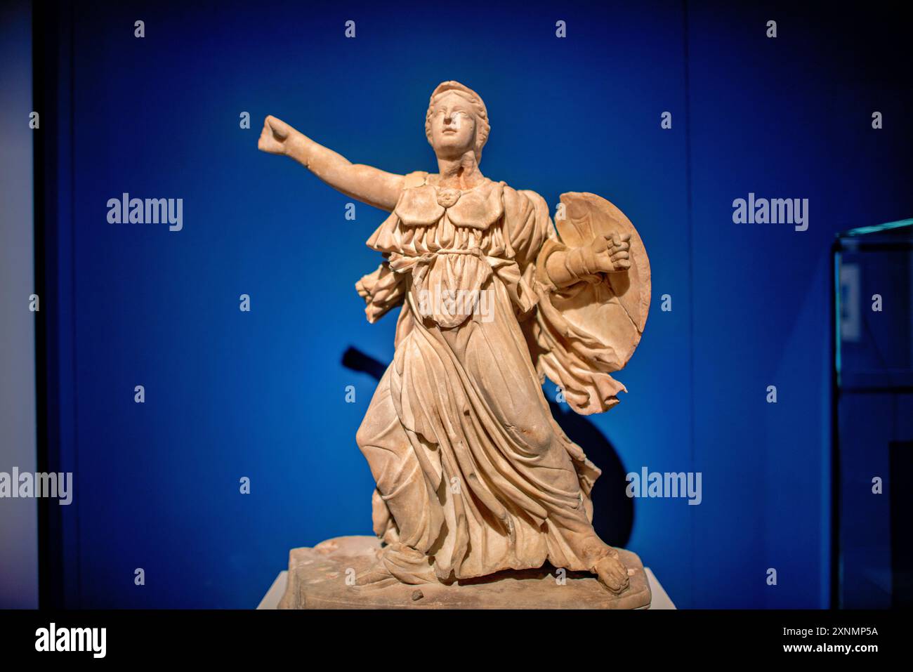 Museo Archeologico Nazionale Statua Atene Grecia // ATENE, Grecia - il Museo Archeologico Nazionale di Atene ospita una vasta gamma di sculture e statue, che rappresentano alcuni dei migliori esempi di arte greca antica. La collezione del museo copre diversi periodi storici, tra cui l'era arcaica, classica ed ellenistica, che mostrano l'evoluzione della scultura greca nel corso dei secoli. I visitatori possono ammirare opere iconiche come l'Afrodite di Arles e le statue di Kouros, che riflettono l'eccellenza artistica e il patrimonio culturale dell'antica Grecia. Foto Stock