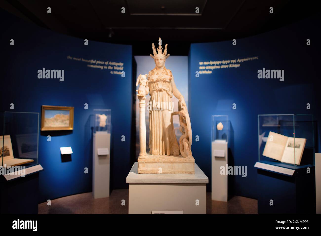 Museo Archeologico Nazionale Scultura Atene Grecia // ATENE, Grecia — il Museo Archeologico Nazionale di Atene ospita una vasta gamma di sculture e statue, che rappresentano alcuni dei più bei esempi di arte greca antica. La collezione del museo copre diversi periodi storici, tra cui l'era arcaica, classica ed ellenistica, che mostrano l'evoluzione della scultura greca nel corso dei secoli. I visitatori possono ammirare opere iconiche come l'Afrodite di Arles e le statue di Kouros, che riflettono l'eccellenza artistica e il patrimonio culturale dell'antica Grecia. Foto Stock