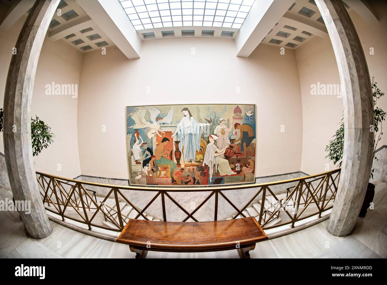 Museo Archeologico Nazionale Arte greca antica Atene Grecia // ATENE, Grecia - il Museo Archeologico Nazionale di Atene ospita una vasta gamma di sculture e statue, che rappresentano alcuni dei migliori esempi di arte greca antica. La collezione del museo copre diversi periodi storici, tra cui l'era arcaica, classica ed ellenistica, che mostrano l'evoluzione della scultura greca nel corso dei secoli. I visitatori possono ammirare opere iconiche come l'Afrodite di Arles e le statue di Kouros, che riflettono l'eccellenza artistica e il patrimonio culturale dell'antica Grecia. Foto Stock