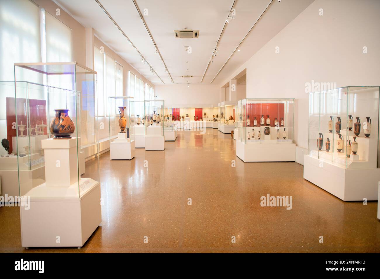 Museo Archeologico Nazionale Arte greca antica Atene // ATENE, Grecia - il Museo Archeologico Nazionale di Atene ospita una vasta gamma di sculture e statue, che rappresentano alcuni dei migliori esempi di arte greca antica. La collezione del museo copre diversi periodi storici, tra cui l'era arcaica, classica ed ellenistica, che mostrano l'evoluzione della scultura greca nel corso dei secoli. I visitatori possono ammirare opere iconiche come l'Afrodite di Arles e le statue di Kouros, che riflettono l'eccellenza artistica e il patrimonio culturale dell'antica Grecia. Foto Stock