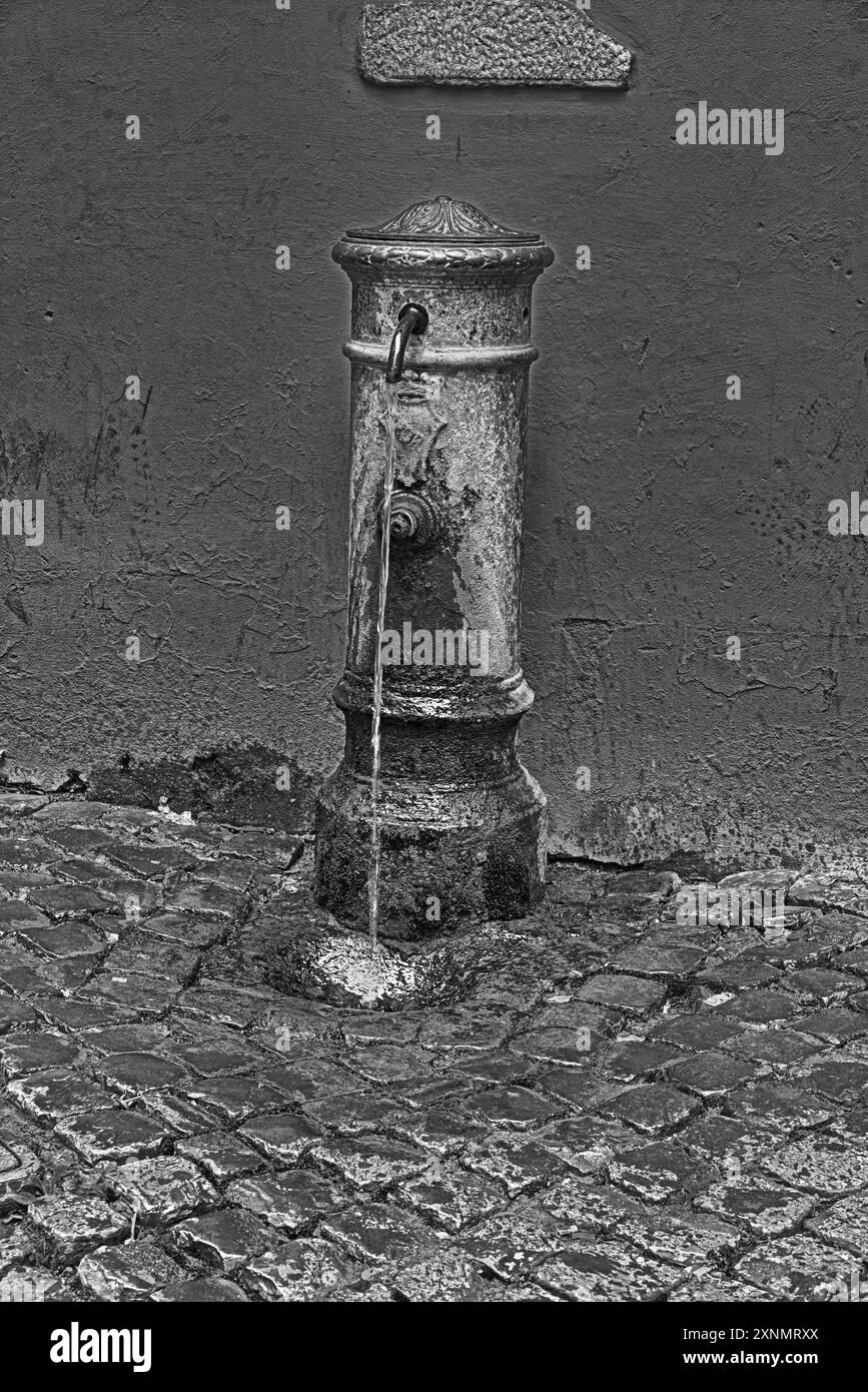 Antica colonna d'acqua di strada. Roma, Italia, EuropeRome, Italia, Europa Foto Stock