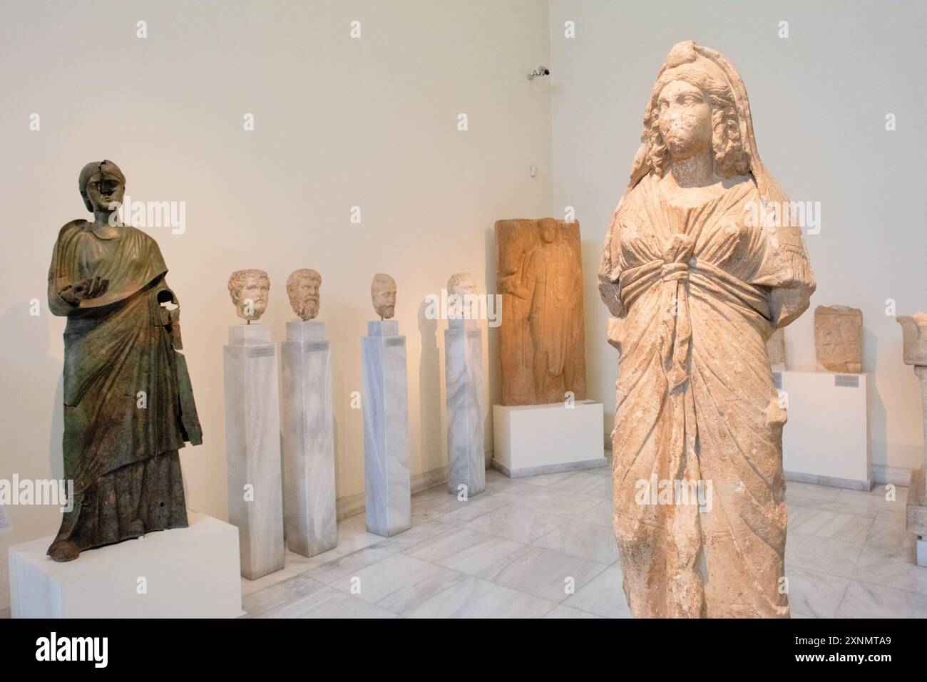 Museo Archeologico Nazionale Antica Scultura greca Atene Grecia // ATENE, Grecia - il Museo Archeologico Nazionale di Atene ospita una vasta gamma di sculture e statue, che rappresentano alcuni dei più bei esempi di arte greca antica. La collezione del museo copre diversi periodi storici, tra cui l'era arcaica, classica ed ellenistica, che mostrano l'evoluzione della scultura greca nel corso dei secoli. I visitatori possono ammirare opere iconiche come l'Afrodite di Arles e le statue di Kouros, che riflettono l'eccellenza artistica e il patrimonio culturale dell'antica Grecia. Foto Stock