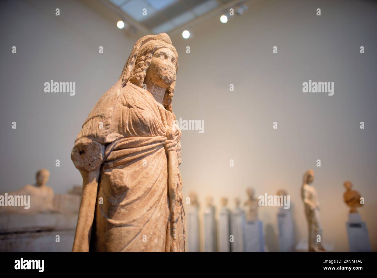 Museo Archeologico Nazionale Scultura Atene // ATENE, Grecia - il Museo Archeologico Nazionale di Atene ospita una vasta gamma di sculture e statue, che rappresentano alcuni dei migliori esempi di arte greca antica. La collezione del museo copre diversi periodi storici, tra cui l'era arcaica, classica ed ellenistica, che mostrano l'evoluzione della scultura greca nel corso dei secoli. I visitatori possono ammirare opere iconiche come l'Afrodite di Arles e le statue di Kouros, che riflettono l'eccellenza artistica e il patrimonio culturale dell'antica Grecia. Foto Stock