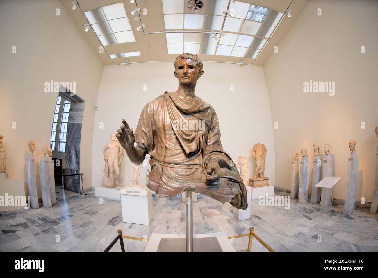 Museo Archeologico Nazionale Scultura Atene Grecia // ATENE, Grecia — il Museo Archeologico Nazionale di Atene ospita una vasta gamma di sculture e statue, che rappresentano alcuni dei più bei esempi di arte greca antica. La collezione del museo copre diversi periodi storici, tra cui l'era arcaica, classica ed ellenistica, che mostrano l'evoluzione della scultura greca nel corso dei secoli. I visitatori possono ammirare opere iconiche come l'Afrodite di Arles e le statue di Kouros, che riflettono l'eccellenza artistica e il patrimonio culturale dell'antica Grecia. Foto Stock