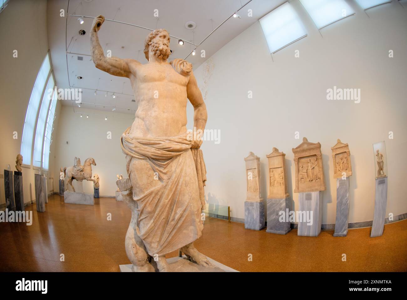 Museo Archeologico Nazionale Scultura Atene Grecia // ATENE, Grecia — il Museo Archeologico Nazionale di Atene ospita una vasta gamma di sculture e statue, che rappresentano alcuni dei più bei esempi di arte greca antica. La collezione del museo copre diversi periodi storici, tra cui l'era arcaica, classica ed ellenistica, che mostrano l'evoluzione della scultura greca nel corso dei secoli. I visitatori possono ammirare opere iconiche come l'Afrodite di Arles e le statue di Kouros, che riflettono l'eccellenza artistica e il patrimonio culturale dell'antica Grecia. Foto Stock