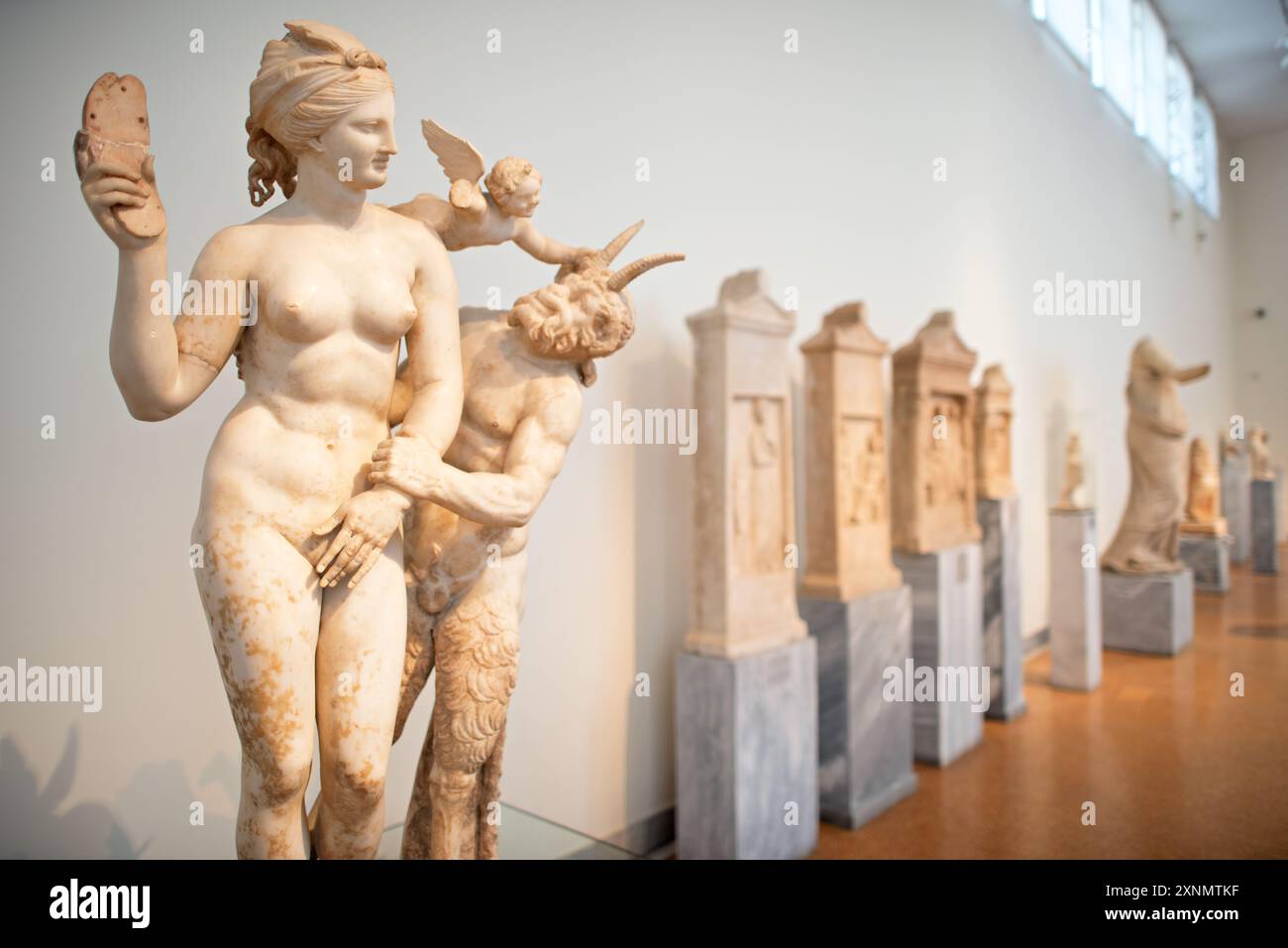 Museo Archeologico Nazionale Scultura Atene Grecia // ATENE, Grecia — il Museo Archeologico Nazionale di Atene ospita una vasta gamma di sculture e statue, che rappresentano alcuni dei più bei esempi di arte greca antica. La collezione del museo copre diversi periodi storici, tra cui l'era arcaica, classica ed ellenistica, che mostrano l'evoluzione della scultura greca nel corso dei secoli. I visitatori possono ammirare opere iconiche come l'Afrodite di Arles e le statue di Kouros, che riflettono l'eccellenza artistica e il patrimonio culturale dell'antica Grecia. Foto Stock