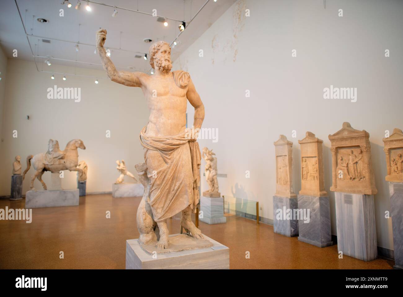 Museo Archeologico Nazionale Scultura Atene Grecia // ATENE, Grecia — il Museo Archeologico Nazionale di Atene ospita una vasta gamma di sculture e statue, che rappresentano alcuni dei più bei esempi di arte greca antica. La collezione del museo copre diversi periodi storici, tra cui l'era arcaica, classica ed ellenistica, che mostrano l'evoluzione della scultura greca nel corso dei secoli. I visitatori possono ammirare opere iconiche come l'Afrodite di Arles e le statue di Kouros, che riflettono l'eccellenza artistica e il patrimonio culturale dell'antica Grecia. Foto Stock