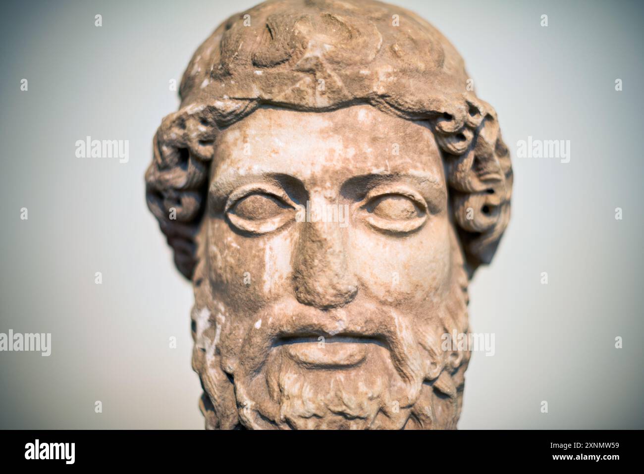 Museo Archeologico Nazionale Scultura Atene Grecia // ATENE, Grecia — il Museo Archeologico Nazionale di Atene ospita una vasta gamma di sculture e statue, che rappresentano alcuni dei più bei esempi di arte greca antica. La collezione del museo copre diversi periodi storici, tra cui l'era arcaica, classica ed ellenistica, che mostrano l'evoluzione della scultura greca nel corso dei secoli. I visitatori possono ammirare opere iconiche come l'Afrodite di Arles e le statue di Kouros, che riflettono l'eccellenza artistica e il patrimonio culturale dell'antica Grecia. Foto Stock