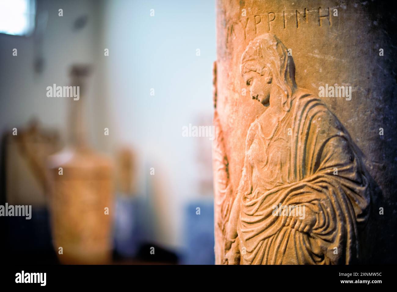 Museo Archeologico Nazionale Scultura Atene // ATENE, Grecia - il Museo Archeologico Nazionale di Atene ospita una vasta gamma di sculture e statue, che rappresentano alcuni dei migliori esempi di arte greca antica. La collezione del museo copre diversi periodi storici, tra cui l'era arcaica, classica ed ellenistica, che mostrano l'evoluzione della scultura greca nel corso dei secoli. I visitatori possono ammirare opere iconiche come l'Afrodite di Arles e le statue di Kouros, che riflettono l'eccellenza artistica e il patrimonio culturale dell'antica Grecia. Foto Stock