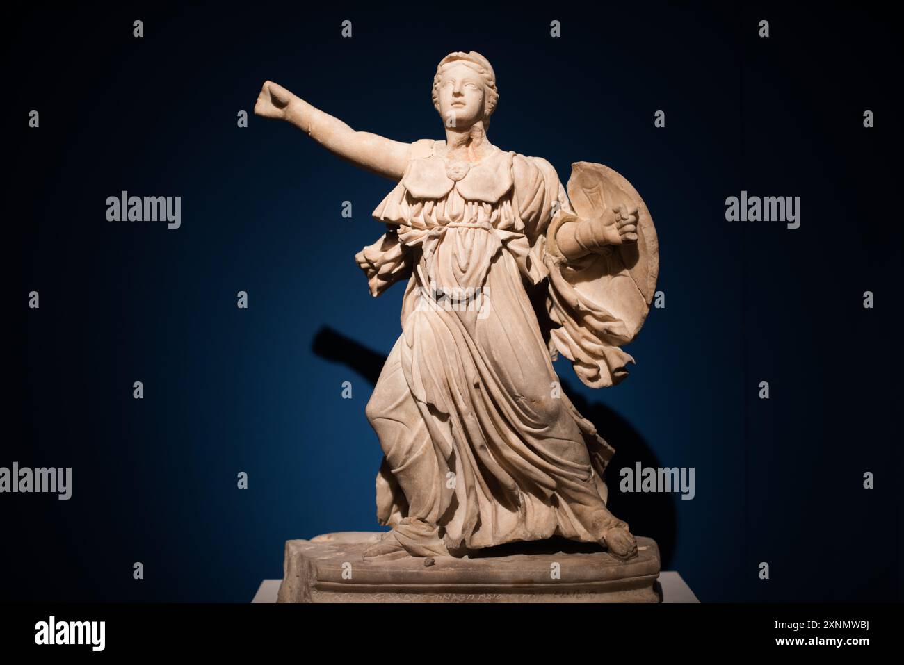 Museo Archeologico Nazionale Scultura Atene // ATENE, Grecia - il Museo Archeologico Nazionale di Atene ospita una vasta gamma di sculture e statue, che rappresentano alcuni dei migliori esempi di arte greca antica. La collezione del museo copre diversi periodi storici, tra cui l'era arcaica, classica ed ellenistica, che mostrano l'evoluzione della scultura greca nel corso dei secoli. I visitatori possono ammirare opere iconiche come l'Afrodite di Arles e le statue di Kouros, che riflettono l'eccellenza artistica e il patrimonio culturale dell'antica Grecia. Foto Stock