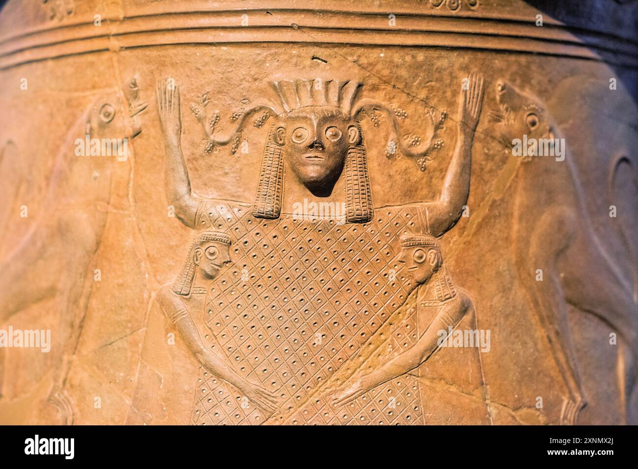 Museo Archeologico Nazionale Scultura Atene Grecia // ATENE, Grecia — il Museo Archeologico Nazionale di Atene ospita una vasta gamma di sculture e statue, che rappresentano alcuni dei più bei esempi di arte greca antica. La collezione del museo copre diversi periodi storici, tra cui l'era arcaica, classica ed ellenistica, che mostrano l'evoluzione della scultura greca nel corso dei secoli. I visitatori possono ammirare opere iconiche come l'Afrodite di Arles e le statue di Kouros, che riflettono l'eccellenza artistica e il patrimonio culturale dell'antica Grecia. Foto Stock