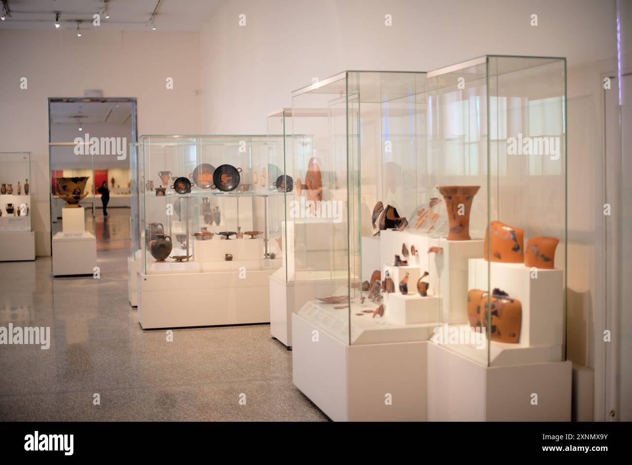 Museo Archeologico Nazionale Arte greca antica Atene // ATENE, Grecia - il Museo Archeologico Nazionale di Atene ospita una vasta gamma di sculture e statue, che rappresentano alcuni dei migliori esempi di arte greca antica. La collezione del museo copre diversi periodi storici, tra cui l'era arcaica, classica ed ellenistica, che mostrano l'evoluzione della scultura greca nel corso dei secoli. I visitatori possono ammirare opere iconiche come l'Afrodite di Arles e le statue di Kouros, che riflettono l'eccellenza artistica e il patrimonio culturale dell'antica Grecia. Foto Stock