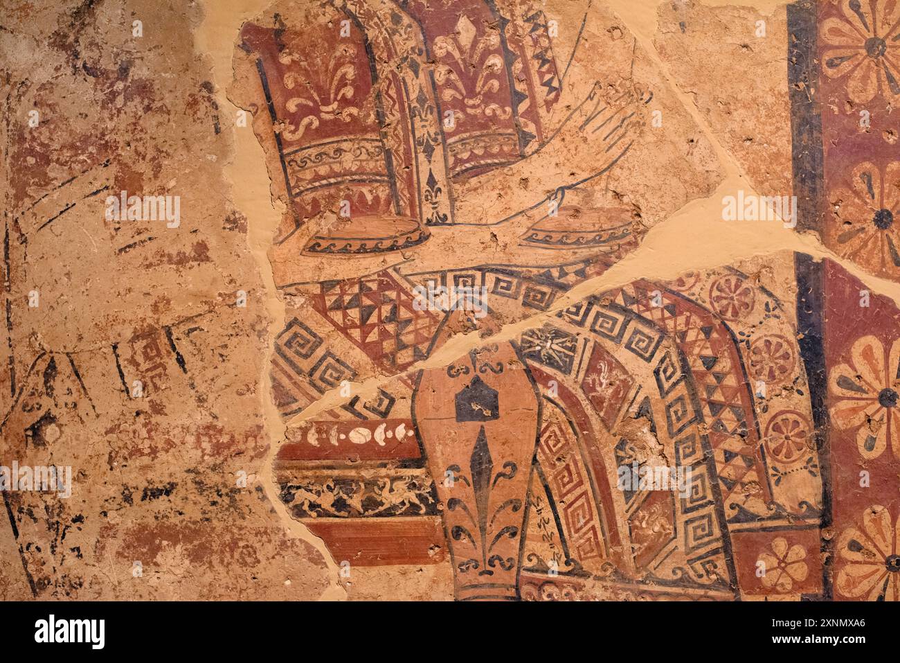 Museo Archeologico Nazionale Antica Scultura greca Atene // ATENE, Grecia - il Museo Archeologico Nazionale di Atene ospita una vasta gamma di sculture e statue, che rappresentano alcuni dei migliori esempi di arte greca antica. La collezione del museo copre diversi periodi storici, tra cui l'era arcaica, classica ed ellenistica, che mostrano l'evoluzione della scultura greca nel corso dei secoli. I visitatori possono ammirare opere iconiche come l'Afrodite di Arles e le statue di Kouros, che riflettono l'eccellenza artistica e il patrimonio culturale dell'antica Grecia. Foto Stock