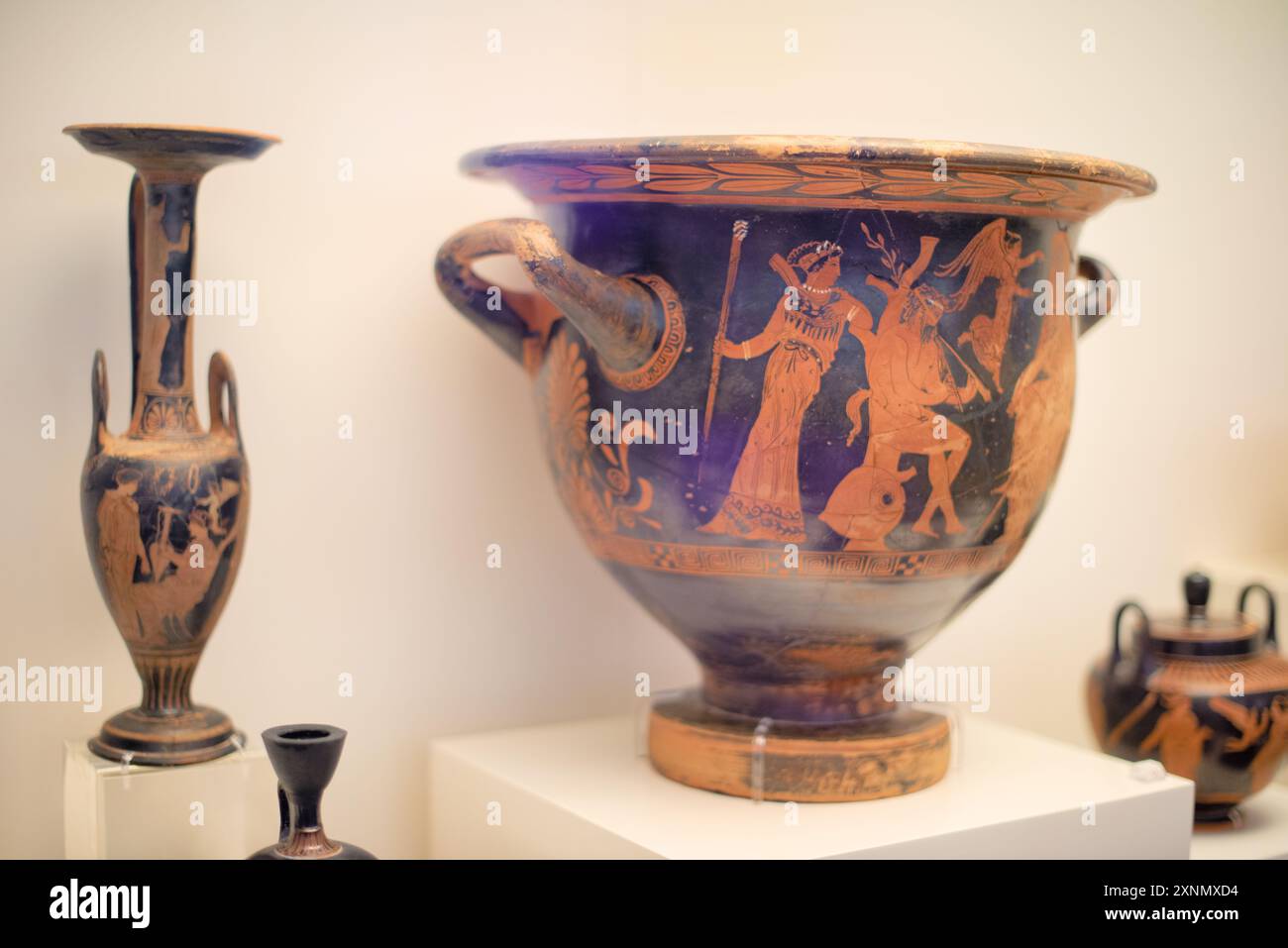 Museo Archeologico Nazionale ceramica greca Atene // ATENE, Grecia - il Museo Archeologico Nazionale di Atene presenta una distinta collezione di ceramiche greche bianche su nere, che mostrano l'intricata artigianato e l'innovazione artistica degli antichi artigiani greci. Questo stile di ceramica, caratterizzato da disegni bianchi contrastanti su sfondo nero, include una varietà di forme come anfore, krateri e kylissi, raffiguranti scene mitologiche, motivi geometrici, e attività quotidiane. Queste ceramiche evidenziano le diverse espressioni artistiche e il patrimonio culturale dell'ancie Foto Stock