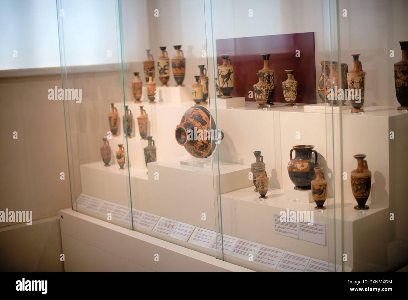 Museo Archeologico Nazionale ceramica greca antica Atene Grecia // ATENE, Grecia - il Museo Archeologico Nazionale di Atene ospita una vasta gamma di sculture e statue, che rappresentano alcuni dei più bei esempi di arte greca antica. La collezione del museo copre diversi periodi storici, tra cui l'era arcaica, classica ed ellenistica, che mostrano l'evoluzione della scultura greca nel corso dei secoli. I visitatori possono ammirare opere iconiche come l'Afrodite di Arles e le statue di Kouros, che riflettono l'eccellenza artistica e il patrimonio culturale dell'antica Grecia. Foto Stock