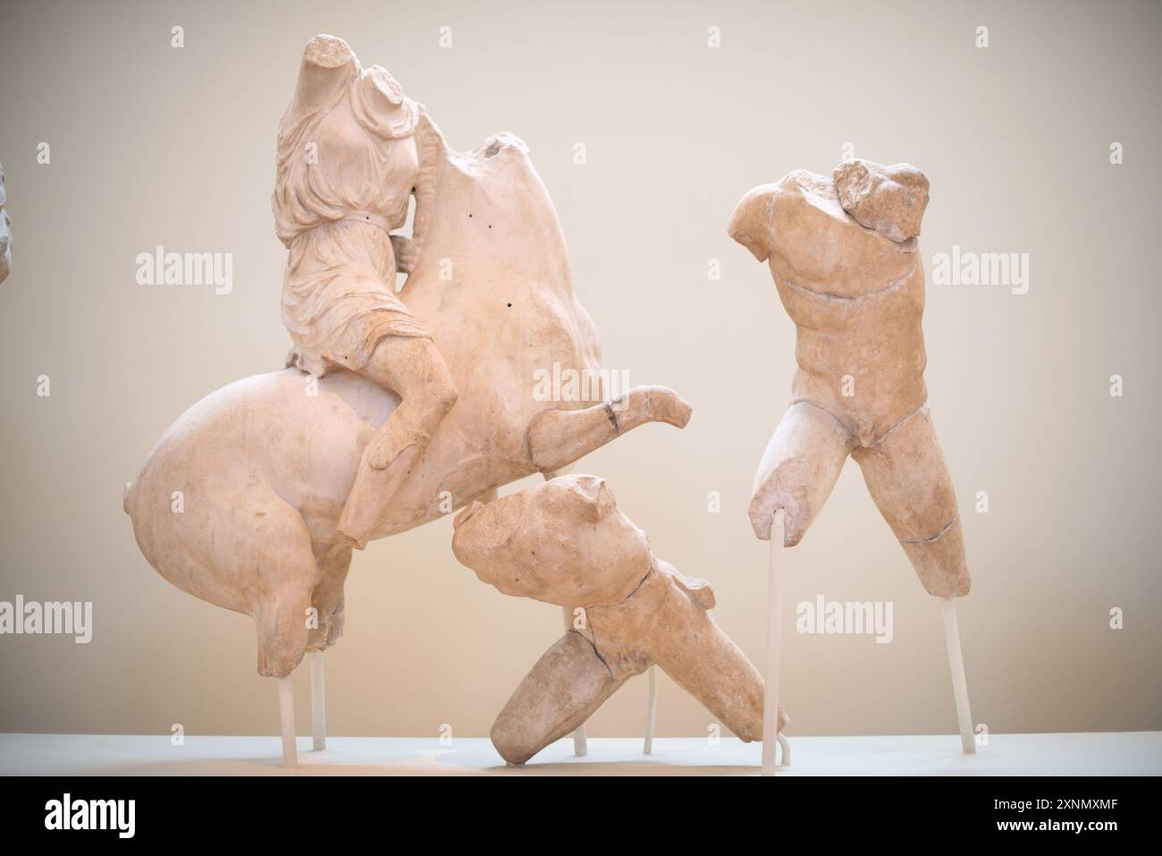 Museo Archeologico Nazionale Collezione di sculture Atene Grecia // ATENE, Grecia - il Museo Archeologico Nazionale di Atene ospita una vasta gamma di sculture e statue, che rappresentano alcuni dei migliori esempi di arte greca antica. La collezione del museo copre diversi periodi storici, tra cui l'era arcaica, classica ed ellenistica, che mostrano l'evoluzione della scultura greca nel corso dei secoli. I visitatori possono ammirare opere iconiche come l'Afrodite di Arles e le statue di Kouros, che riflettono l'eccellenza artistica e il patrimonio culturale dell'antica Grecia. Foto Stock