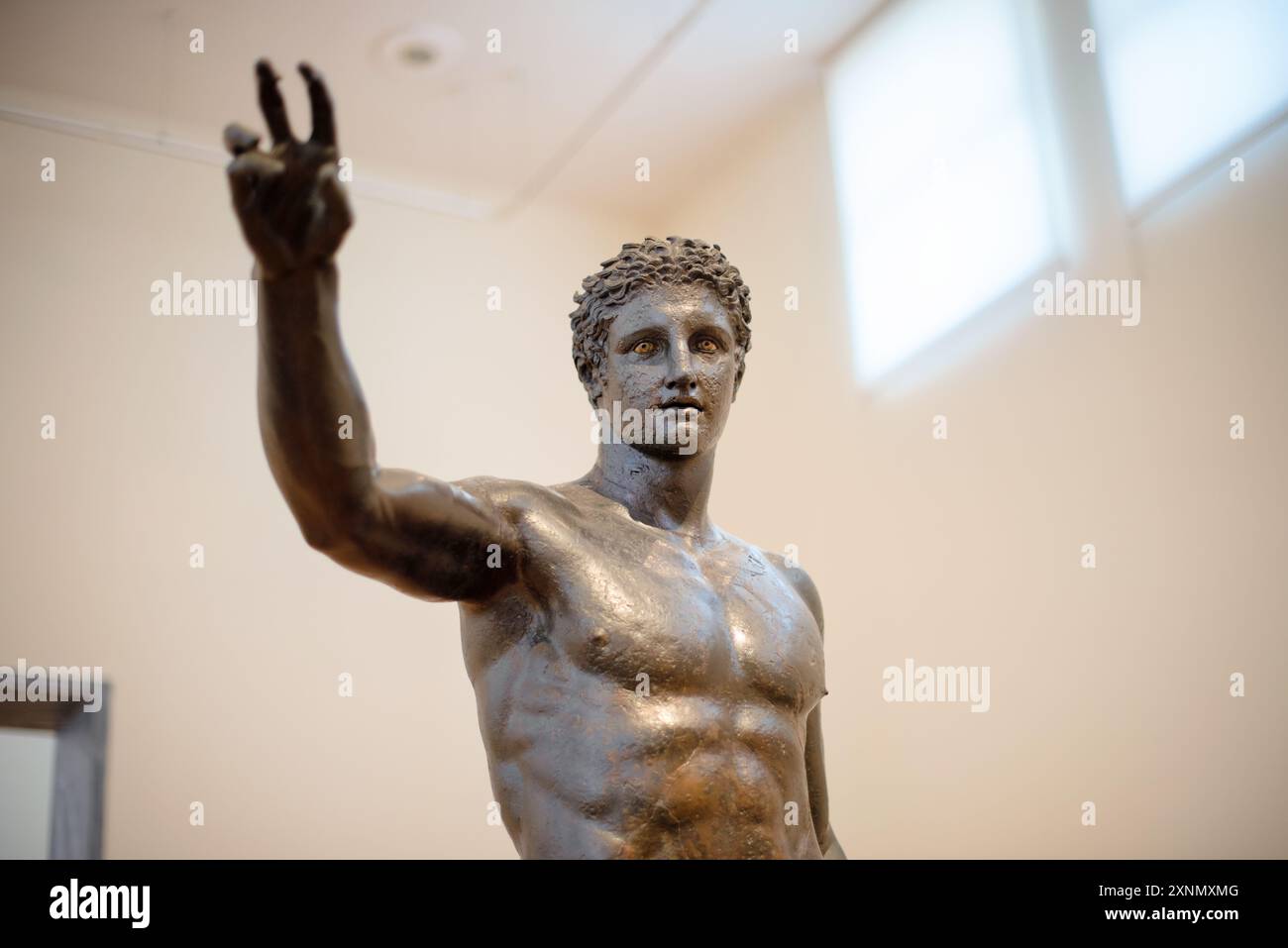 Antikythera Efebe Museo Archeologico Nazionale Atene // ATENE, Grecia — l'Efebo di Antikythera, noto anche come la Gioventù di Antikythera, è una scultura in bronzo esposta presso il Museo Archeologico Nazionale di Atene. Recuperata dal naufragio di Antikythera, questa statua risale alla fine del IV secolo a.C. e rappresenta una giovane figura maschile idealizzata, che mostra il significato artistico e culturale del periodo ellenistico. L'Antikythera Efebe è noto per la sua rappresentazione realistica e l'intricata artigianato, mettendo in evidenza l'eccellenza degli antichi scultori greci. Foto Stock