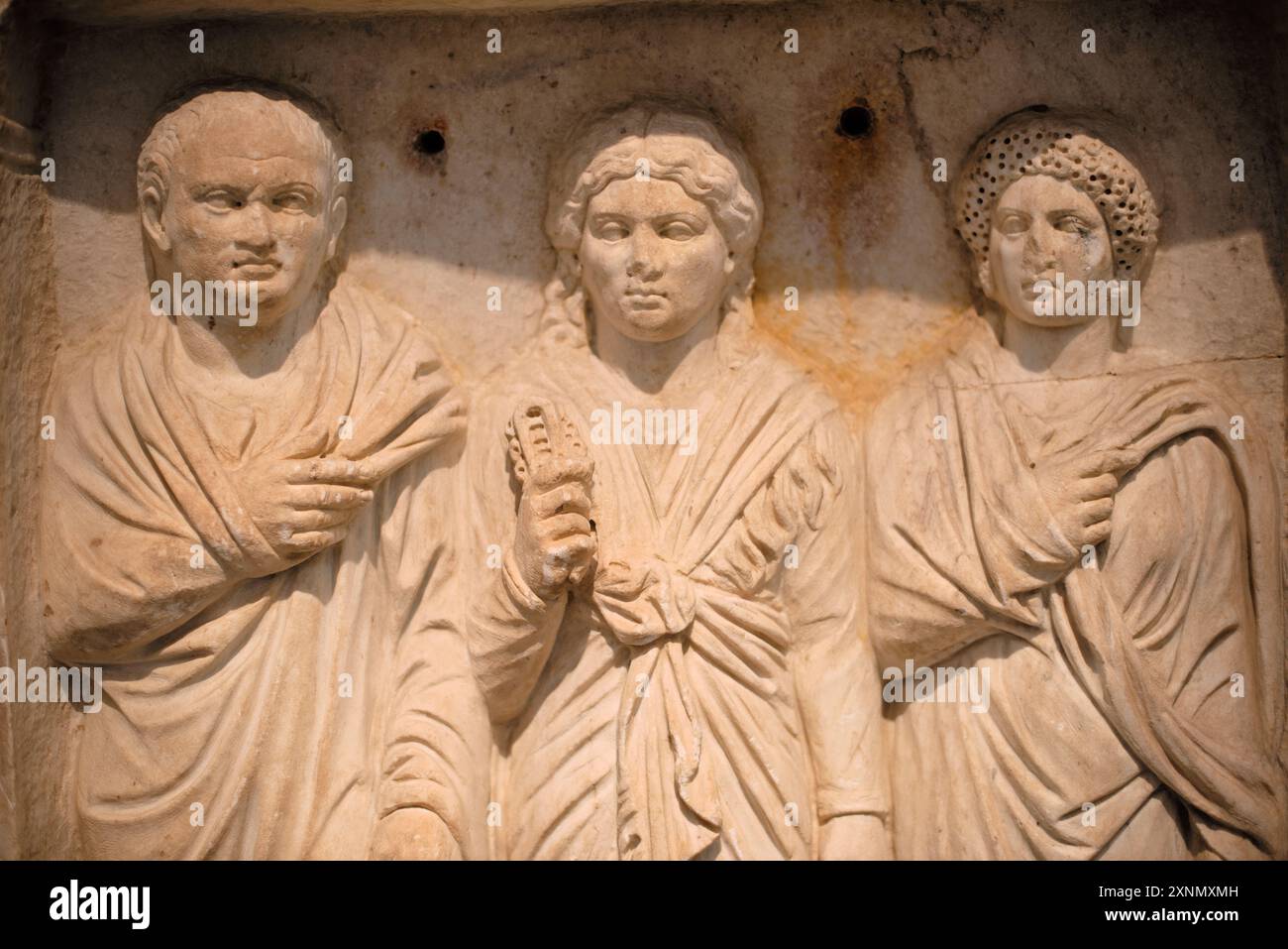 Museo Archeologico Nazionale Scultura Atene Grecia // ATENE, Grecia — il Museo Archeologico Nazionale di Atene ospita una vasta gamma di sculture e statue, che rappresentano alcuni dei più bei esempi di arte greca antica. La collezione del museo copre diversi periodi storici, tra cui l'era arcaica, classica ed ellenistica, che mostrano l'evoluzione della scultura greca nel corso dei secoli. I visitatori possono ammirare opere iconiche come l'Afrodite di Arles e le statue di Kouros, che riflettono l'eccellenza artistica e il patrimonio culturale dell'antica Grecia. Foto Stock