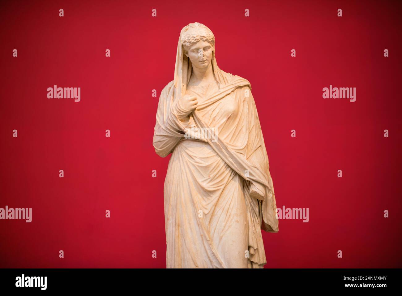 Museo Archeologico Nazionale Scultura Atene Grecia // ATENE, Grecia — il Museo Archeologico Nazionale di Atene ospita una vasta gamma di sculture e statue, che rappresentano alcuni dei più bei esempi di arte greca antica. La collezione del museo copre diversi periodi storici, tra cui l'era arcaica, classica ed ellenistica, che mostrano l'evoluzione della scultura greca nel corso dei secoli. I visitatori possono ammirare opere iconiche come l'Afrodite di Arles e le statue di Kouros, che riflettono l'eccellenza artistica e il patrimonio culturale dell'antica Grecia. Foto Stock