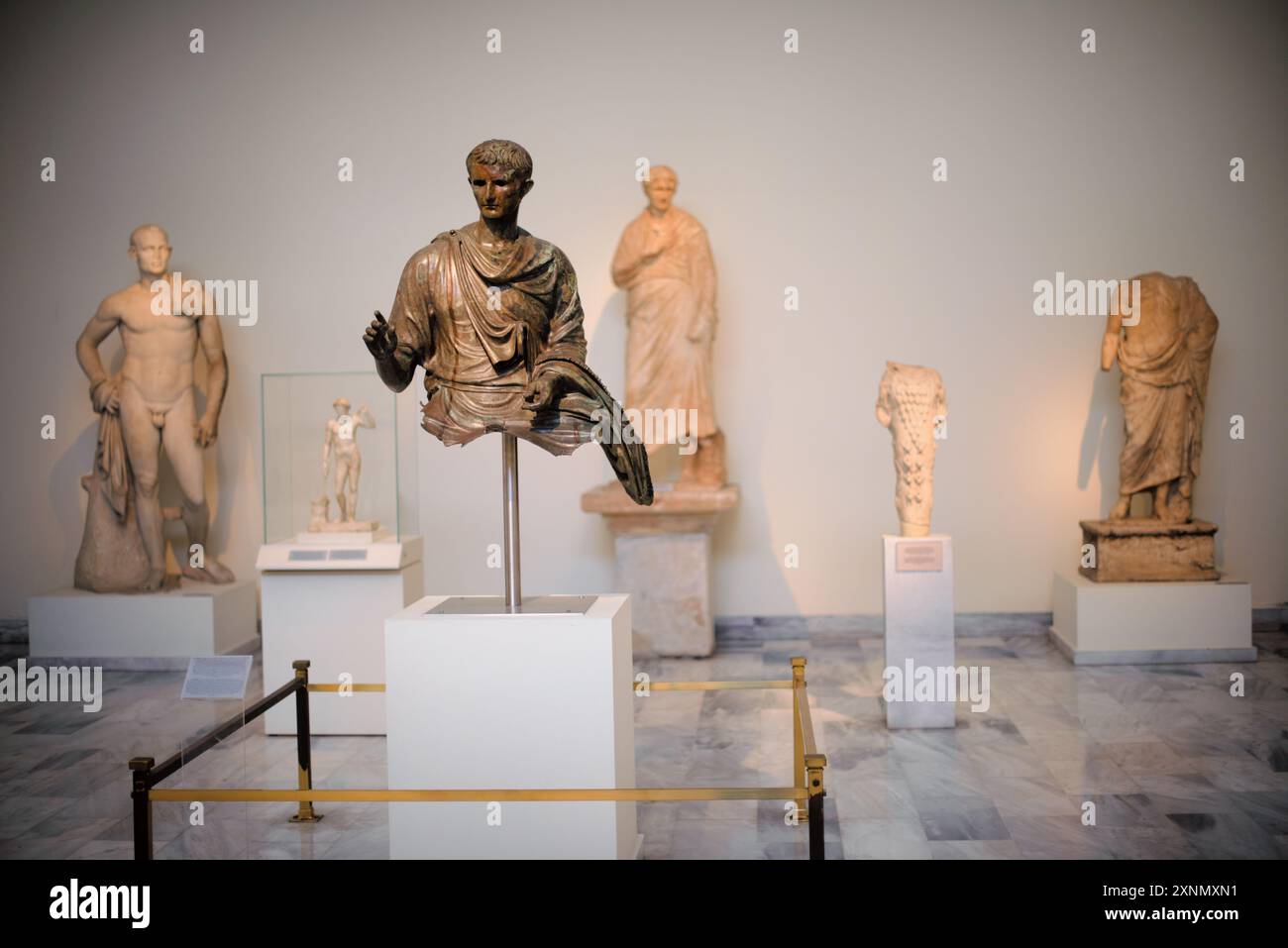 Museo Archeologico Nazionale Antica Scultura greca Atene // ATENE, Grecia - il Museo Archeologico Nazionale di Atene ospita una vasta gamma di sculture e statue, che rappresentano alcuni dei migliori esempi di arte greca antica. La collezione del museo copre diversi periodi storici, tra cui l'era arcaica, classica ed ellenistica, che mostrano l'evoluzione della scultura greca nel corso dei secoli. I visitatori possono ammirare opere iconiche come l'Afrodite di Arles e le statue di Kouros, che riflettono l'eccellenza artistica e il patrimonio culturale dell'antica Grecia. Foto Stock