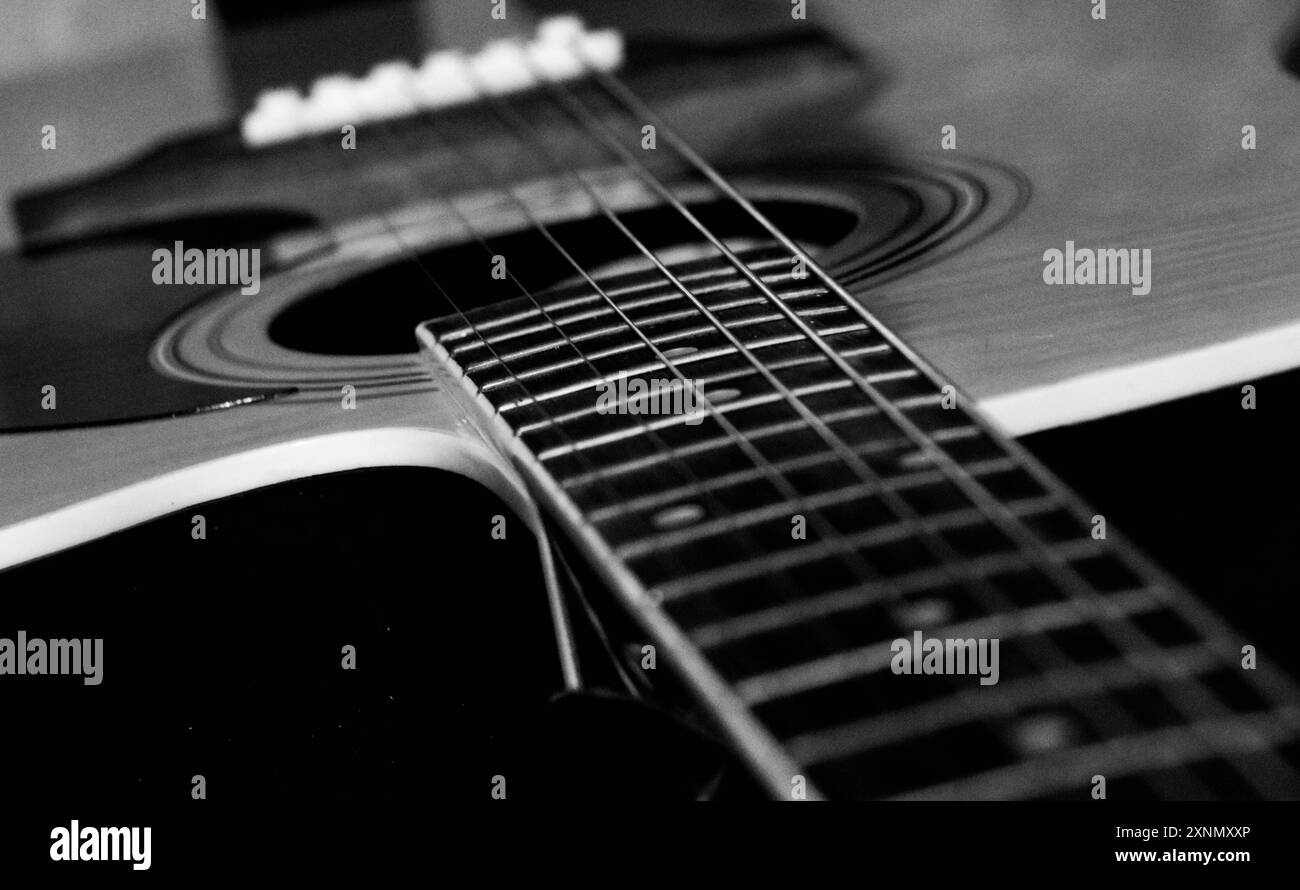 E' un'immagine in bianco e nero di una chitarra da vicino. Foto Stock