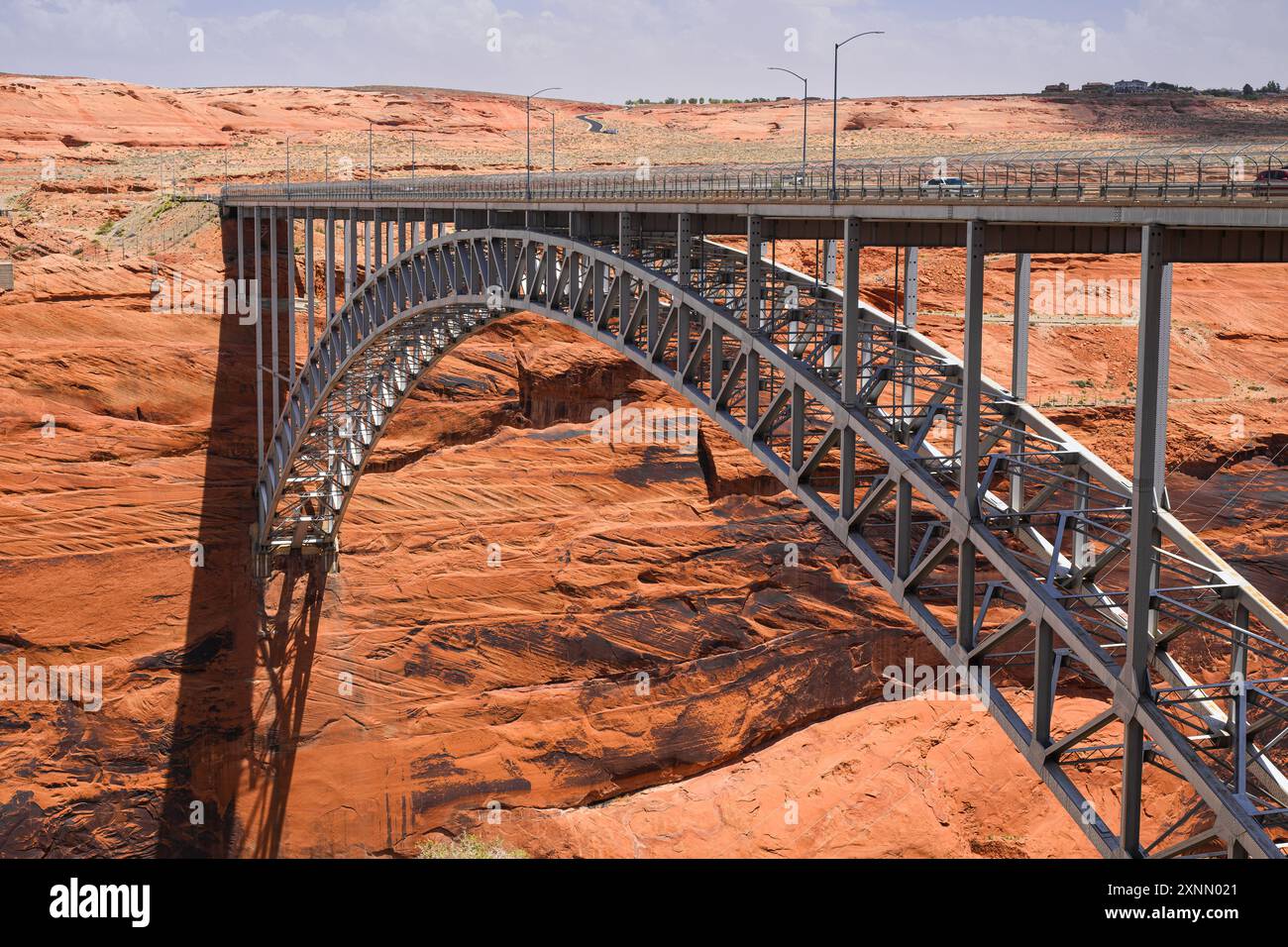 Glen Canyon Dam Bridge tra le scogliere di arenaria sul fiume Colorado Foto Stock