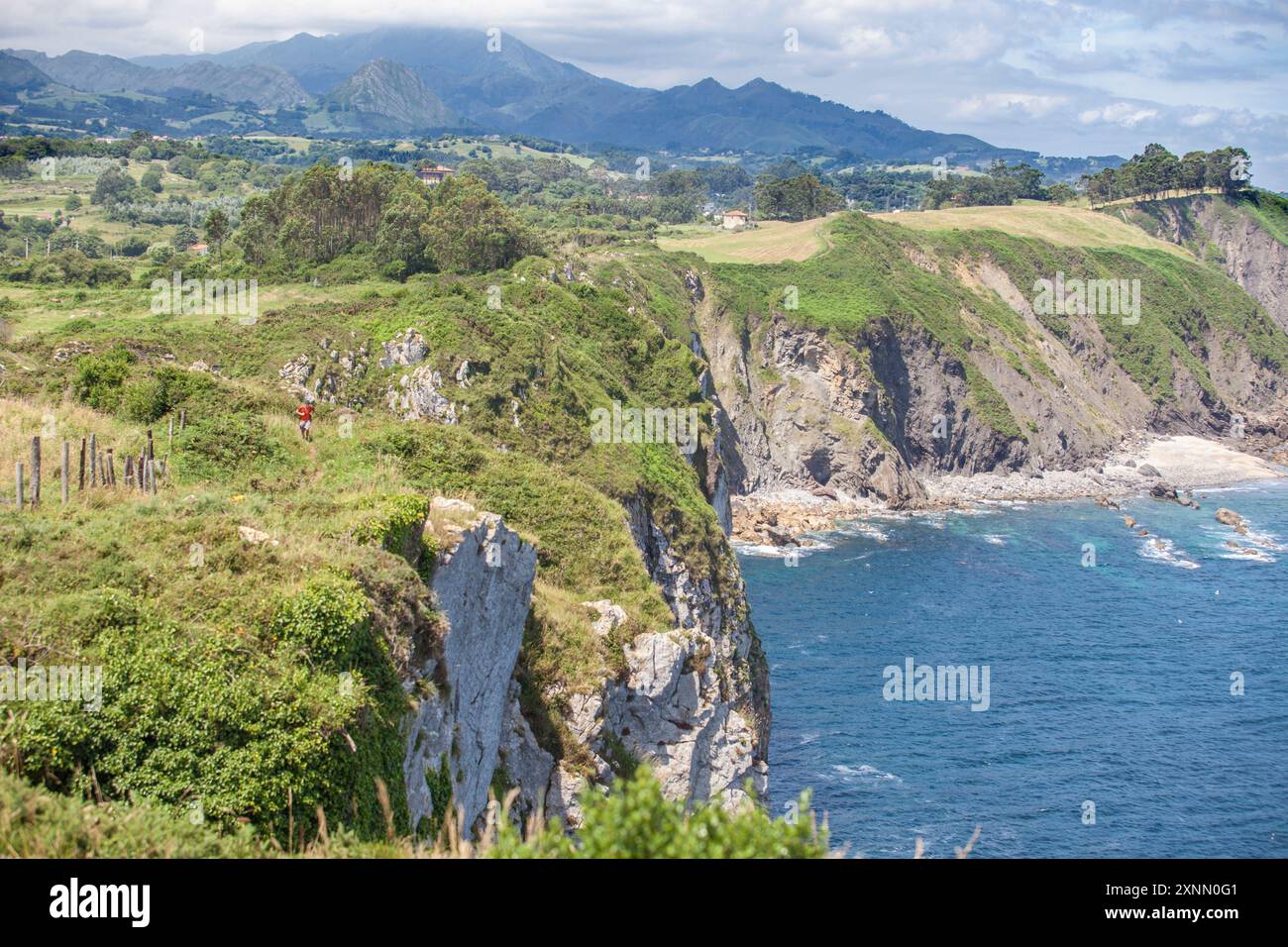 Trekking a piedi accanto alle scogliere dell'Inferno, Ribadesella, Asturie orientali, Spagna Foto Stock