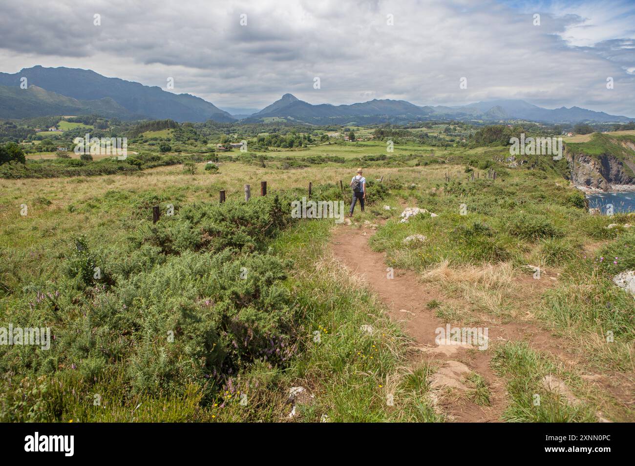 Trekking a piedi accanto alle scogliere dell'Inferno, Ribadesella, Asturie orientali, Spagna Foto Stock