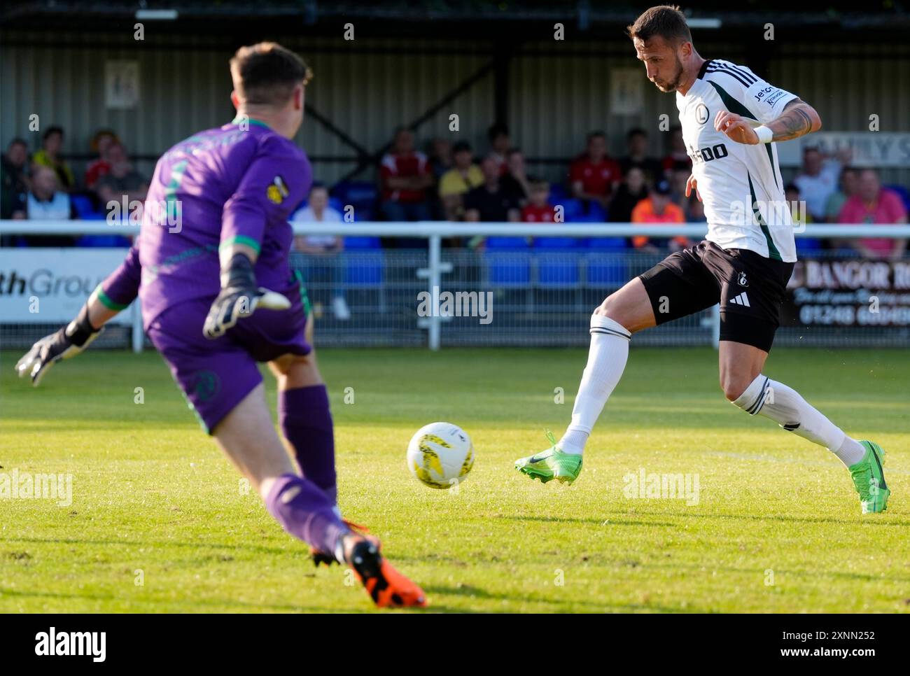 Tomáš Pekhart (destra) del Legia Warszawa segna il terzo gol della partita durante la UEFA Conference League, secondo turno di qualificazione, partita di andata al Bangor City Stadium, Galles. Data foto: Giovedì 1 agosto 2024. Foto Stock